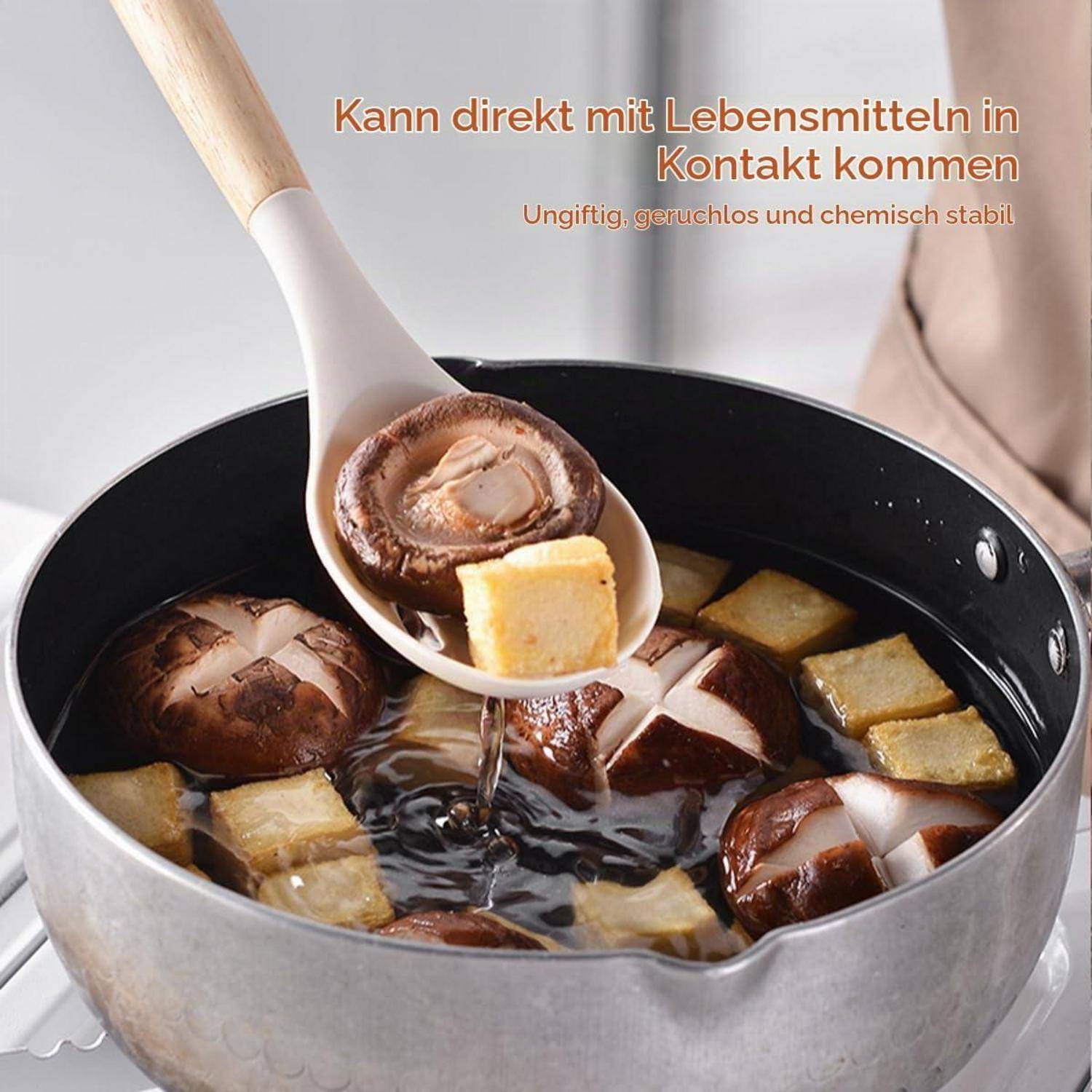 Ein Silikonlöffel hebt Pilze und Tofu aus einem Topf; deutscher Text besagt, dass er direkt mit Lebensmitteln in Kontakt kommen kann und ungiftig, geruchlos und chemisch stabil ist.