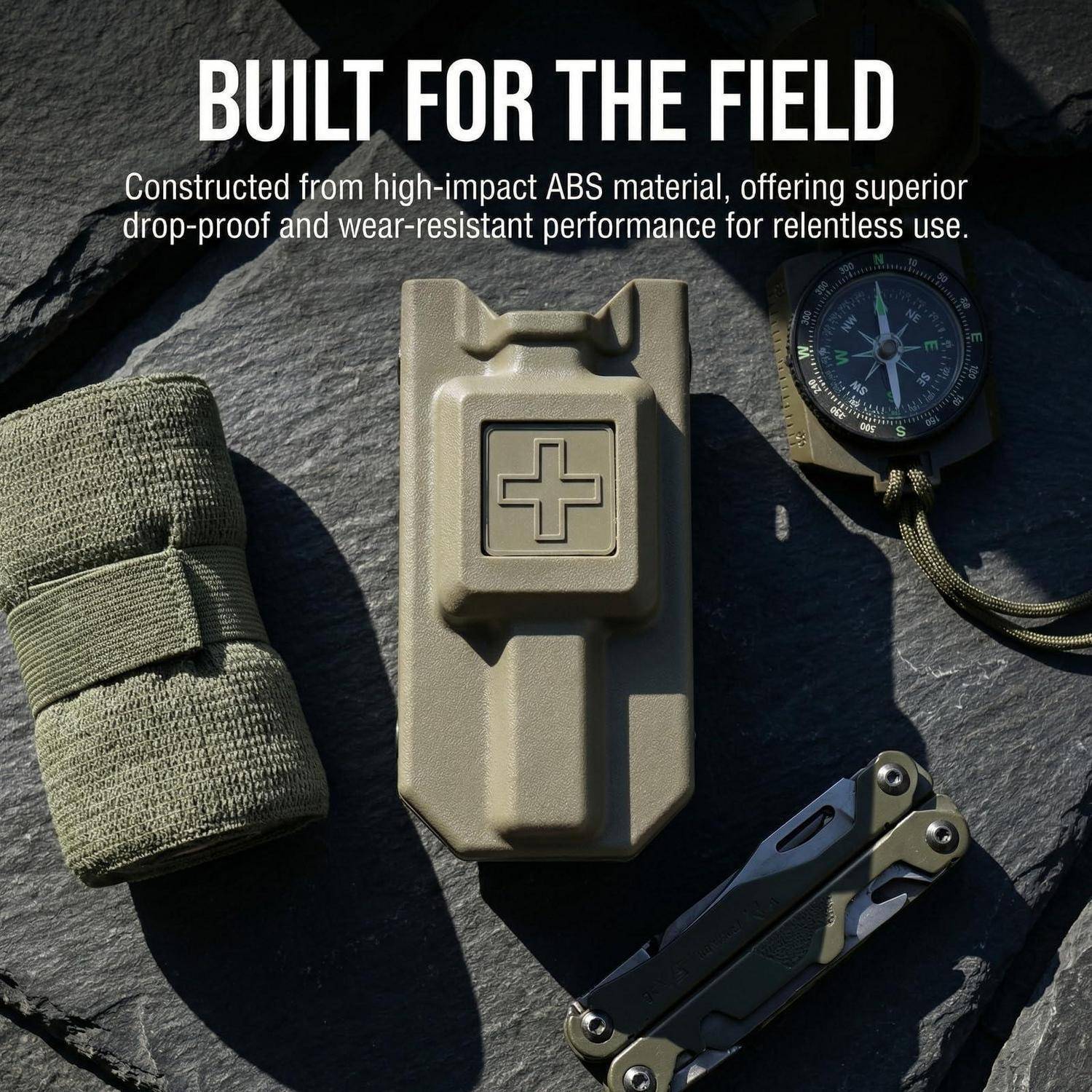 Ein robustes beiges ABS-Erste-Hilfe-Set, mit einer gerollten grünen Tasche, Kompass und Multitool, gezeigt mit dem Text 'FÜR DAS GELÄNDE GEBAUT'.