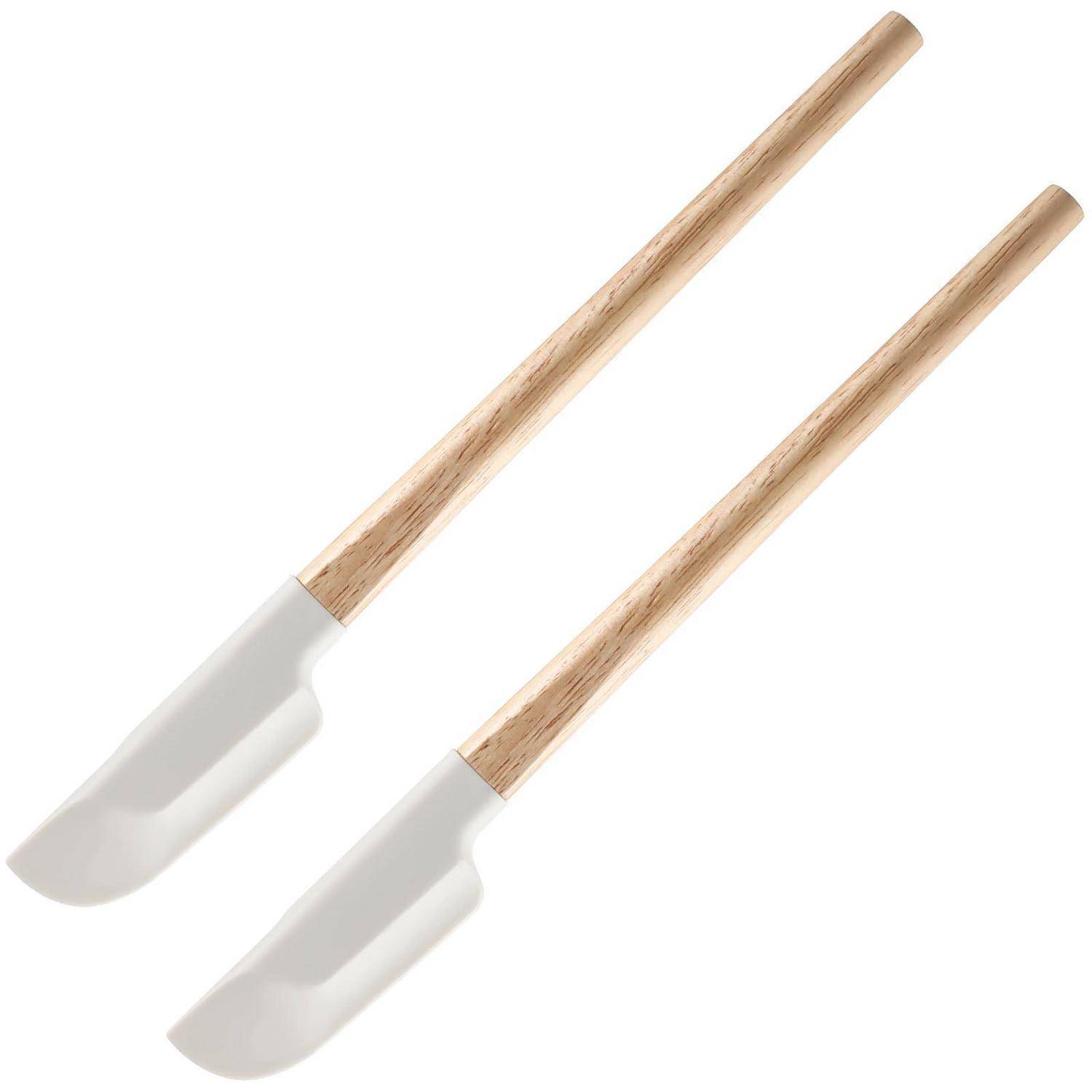 Zwei Holzspatel mit weißen Silikonköpfen, diagonal auf weißem Hintergrund dargestellt.