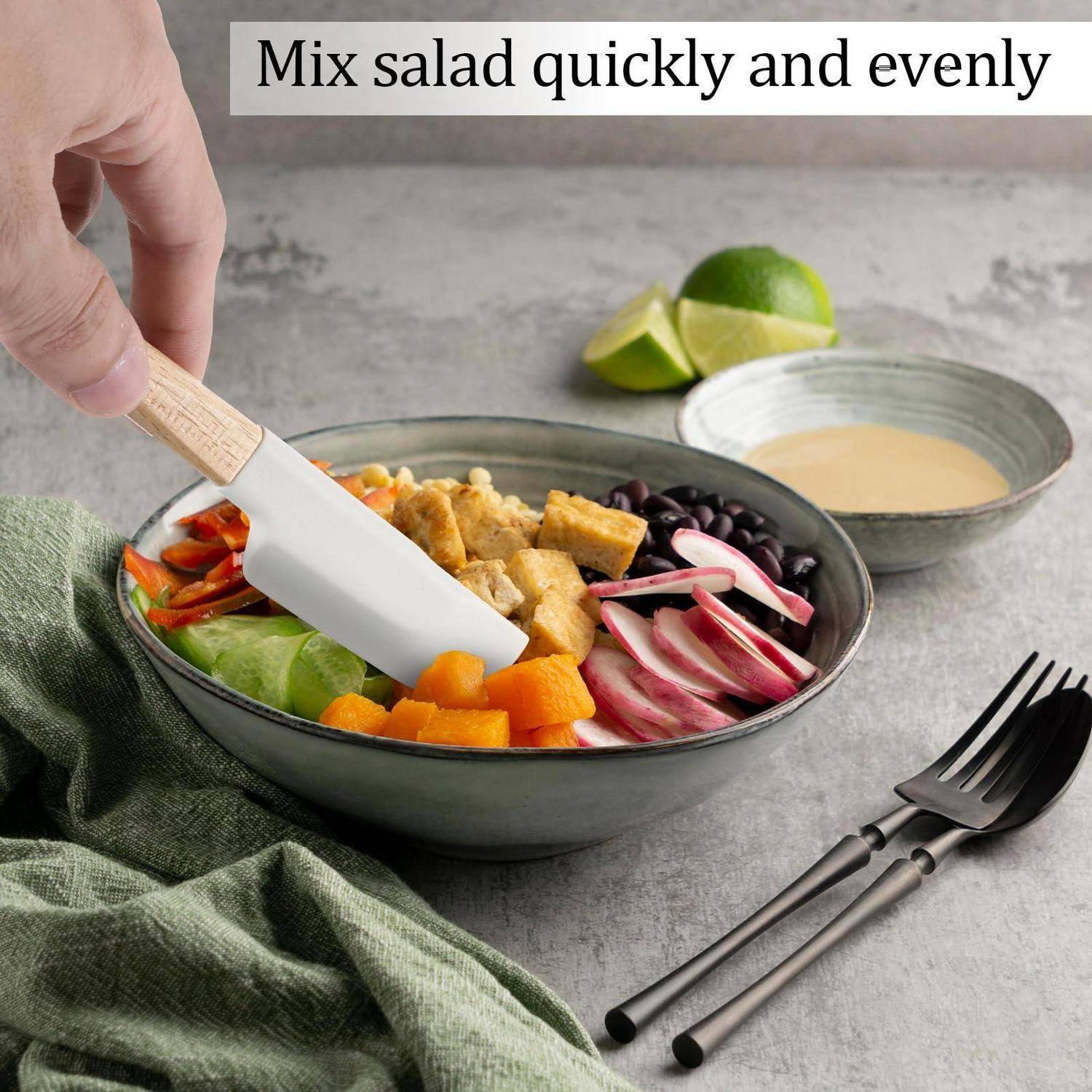 Hand mit einem Spatel, der einen bunten Salat in einer Schüssel mischt, mit Dressing und dem Text „Salat schnell und gleichmäßig mischen
