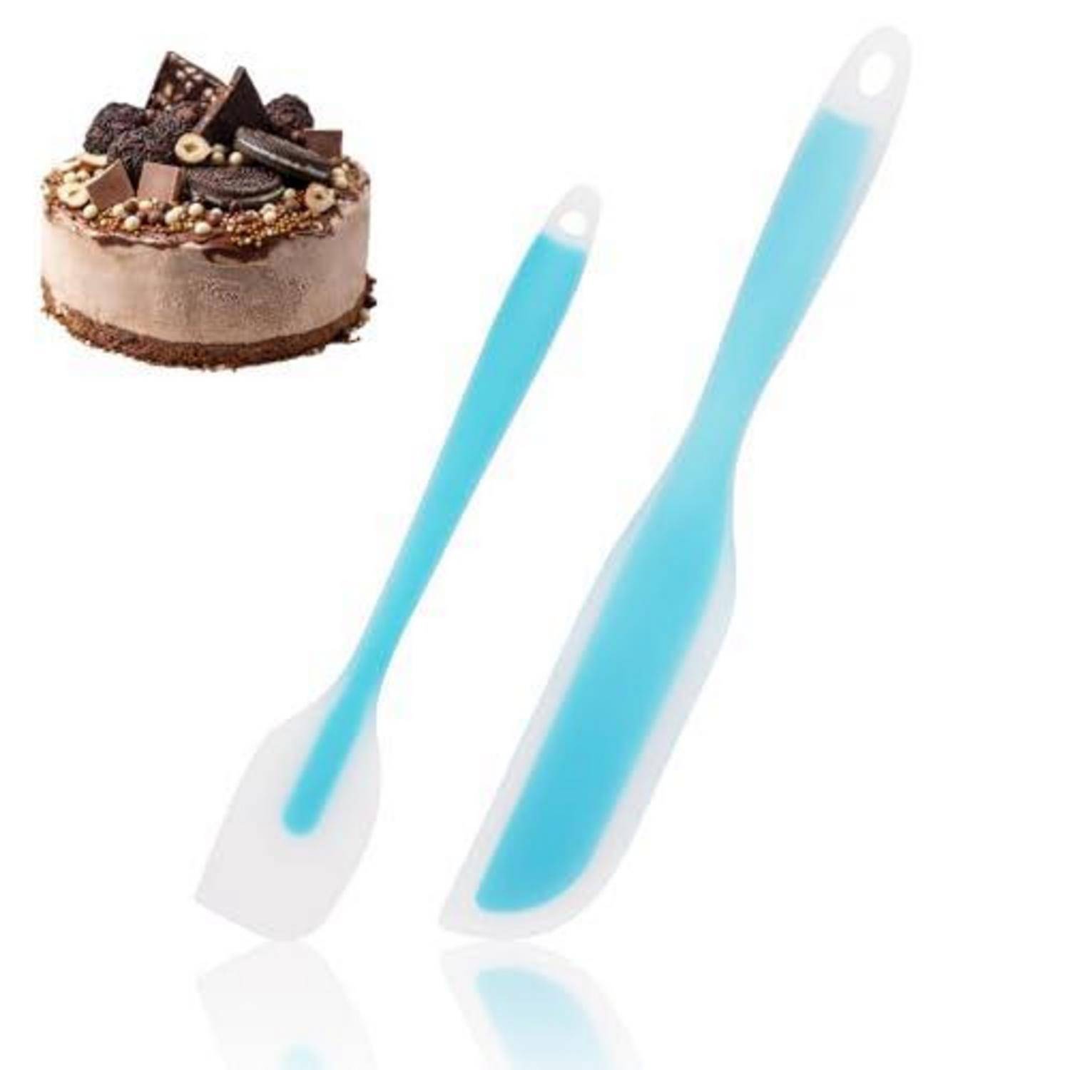 Zwei blaue Silikonspatel neben einem Schokoladenkuchen, die Backwerkzeuge oder Kuchendekorierwerkzeuge suggerieren.