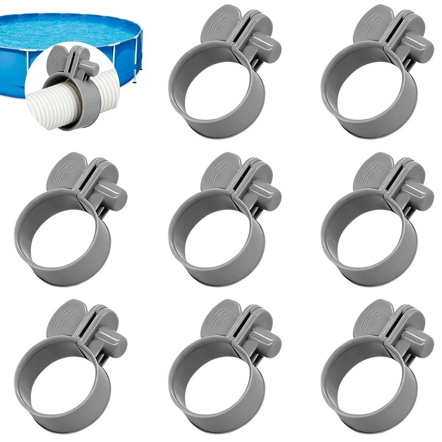 Bild von grauen Kunststoff-Poolschlauchklemmen-Fittings, dargestellt als ein Satz von acht, mit einer an einem blauen Poolschlauch befestigt.
