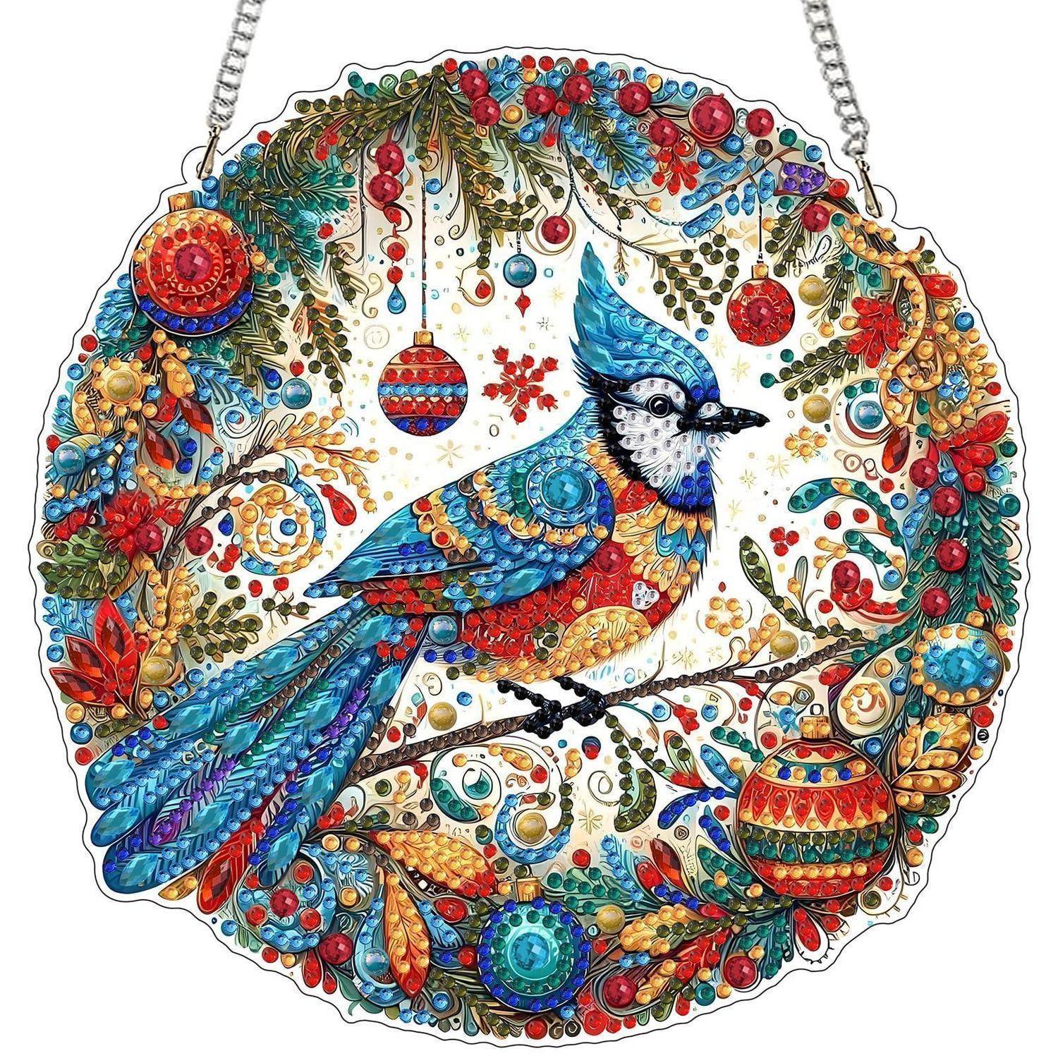 Verzierter kreisförmiger Weihnachtsschmuck mit einem farbenfrohen blauen Vogel auf einem Ast, umgeben von festlichen Blättern, Beeren und hängenden Christbaumkugeln.