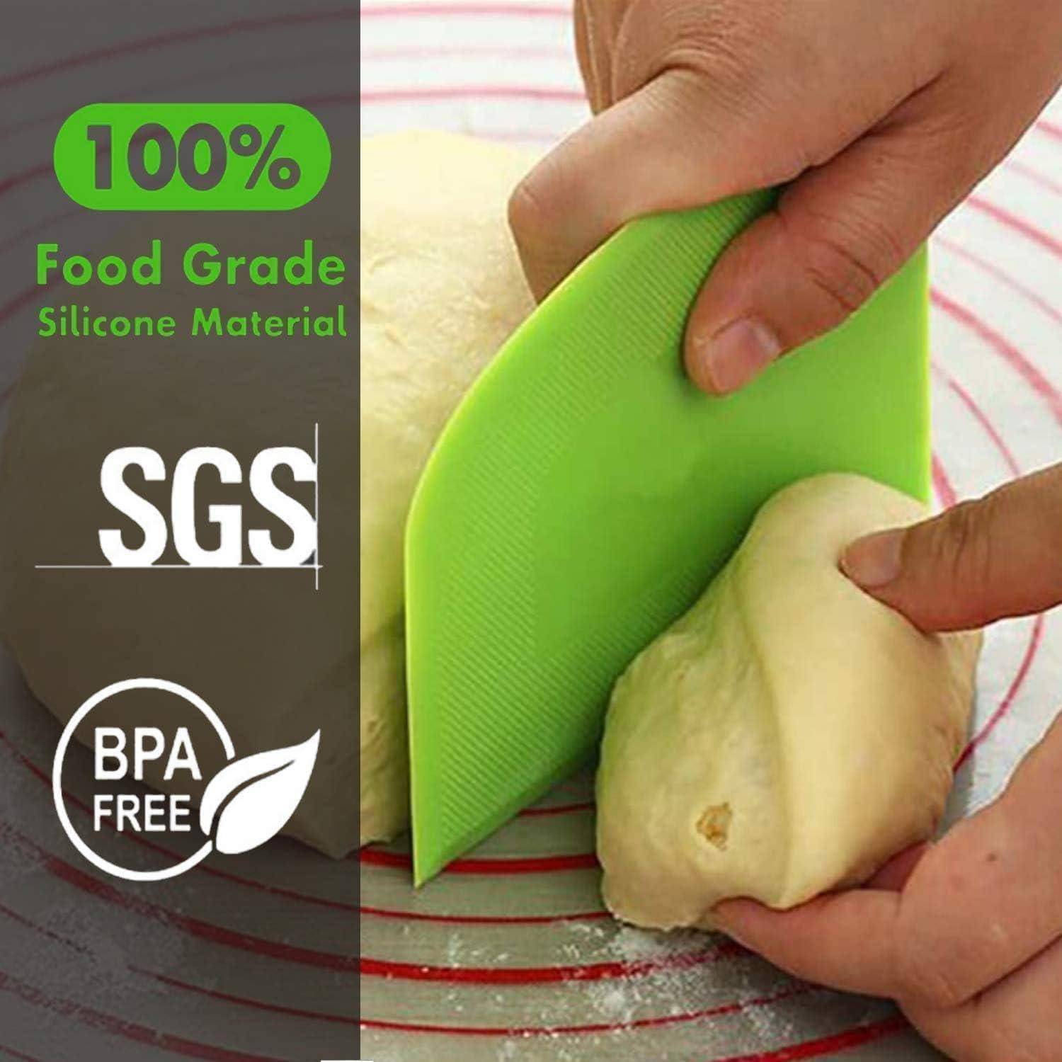Hände verwenden einen grünen Silikon-Teigschaber zum Schneiden von Teig auf einer mehlbestäubten Oberfläche; die linke Seite zeigt Text: '100% Lebensmittelsilikon-Material', 'SGS', 'BPA FREI'.