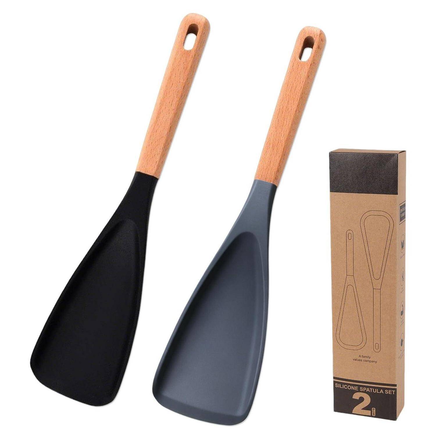 Zwei Silikonspatel mit Holzgriffen, einer schwarz und einer grau, neben einer Einzelhandelsbox mit der Aufschrift „Silicone Spatula Set 2