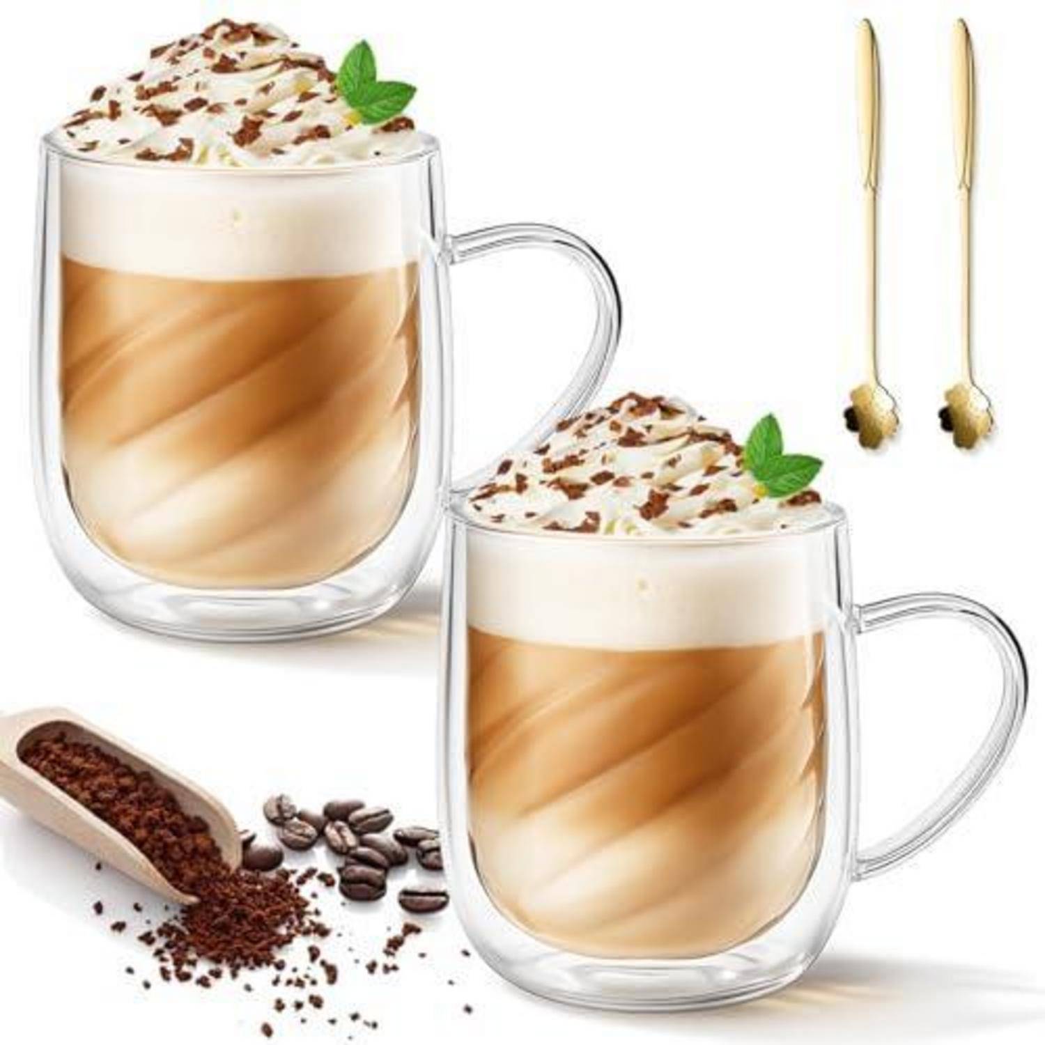 Zwei Glastassen mit geschichteten Kaffee, garniert mit Schlagsahne und Schokoladespänen, mit goldenen Löffeln und verstreuten Kaffeebohnen.
