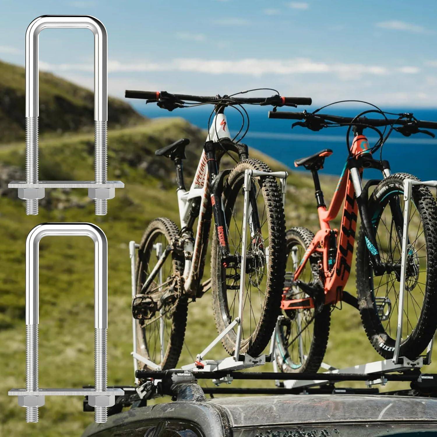Fahrradständer mit U-Schrauben, die zwei Mountainbikes auf einem Autodachträger sichern, mit der Metallbeschlagnahme links im Ausschnitt dargestellt.