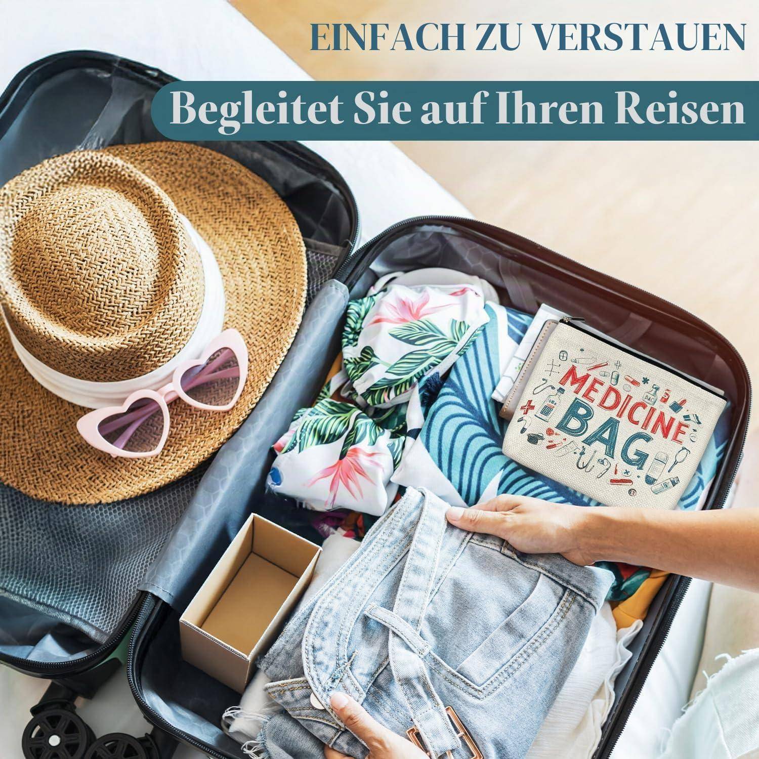 # Offener Koffer gepackt mit Kleidung, Hut, Sonnenbrille und Toilettenartikeln, mit Text „MEDICINE BAG" und deutschem Banner „Begleitet Sie auf Ihren Reisen"" oben.