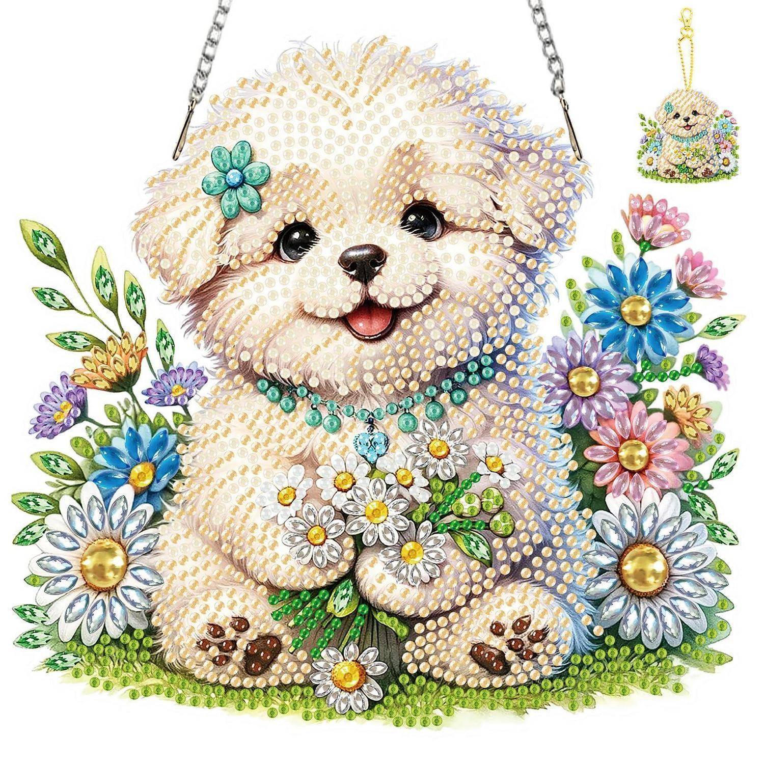 Diamond-Art-Illustration eines lächelnden weißen Welpen, der Blumen hält, umgeben von bunten Blüten und einem kleinen passenden Anhänger-Charm in der Ecke.