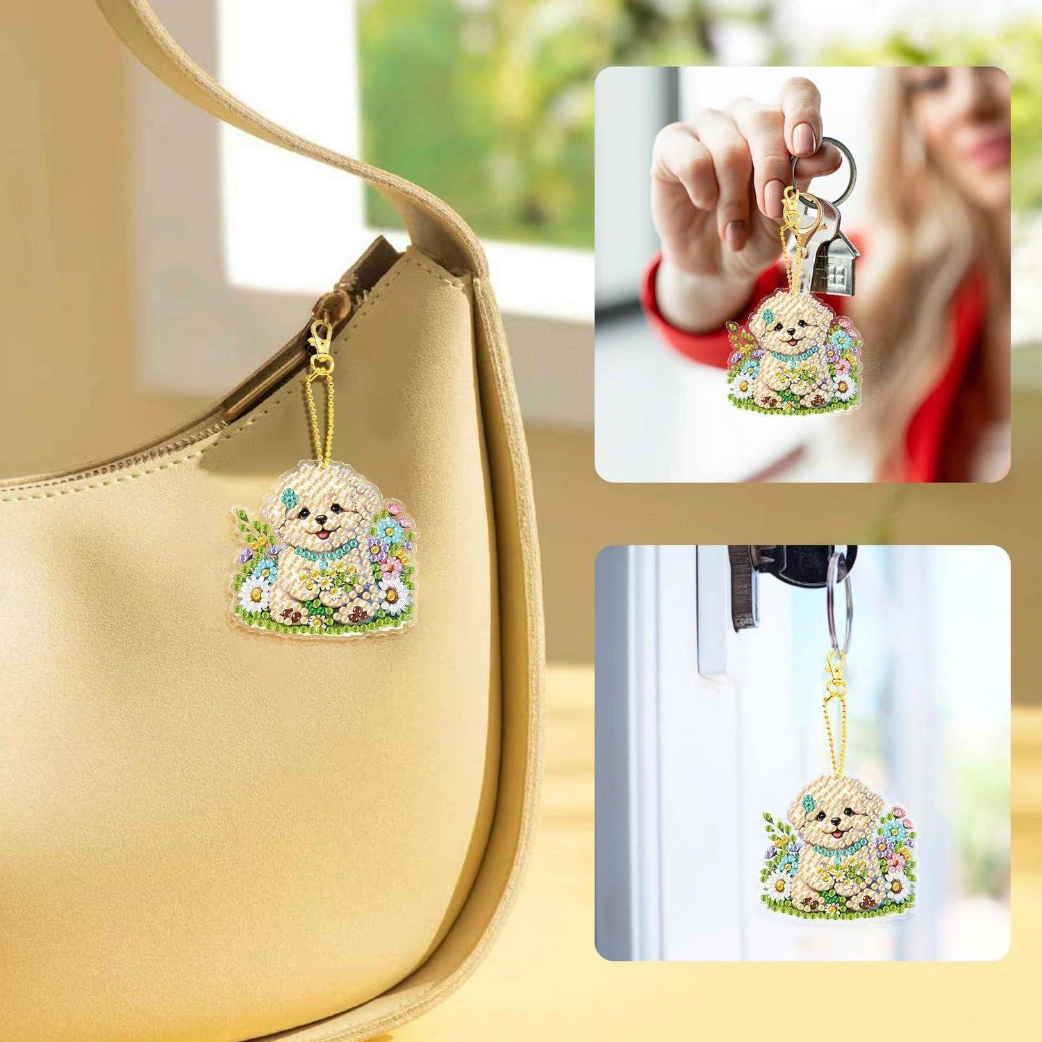 Schlüsselanhänger-Charm aus Perlen in Hundeform, der an einer beigefarbenen Handtasche hängt, mit eingefügten Ansichten, wie er in der Hand gehalten wird und an einem Türschlüssel befestigt ist.