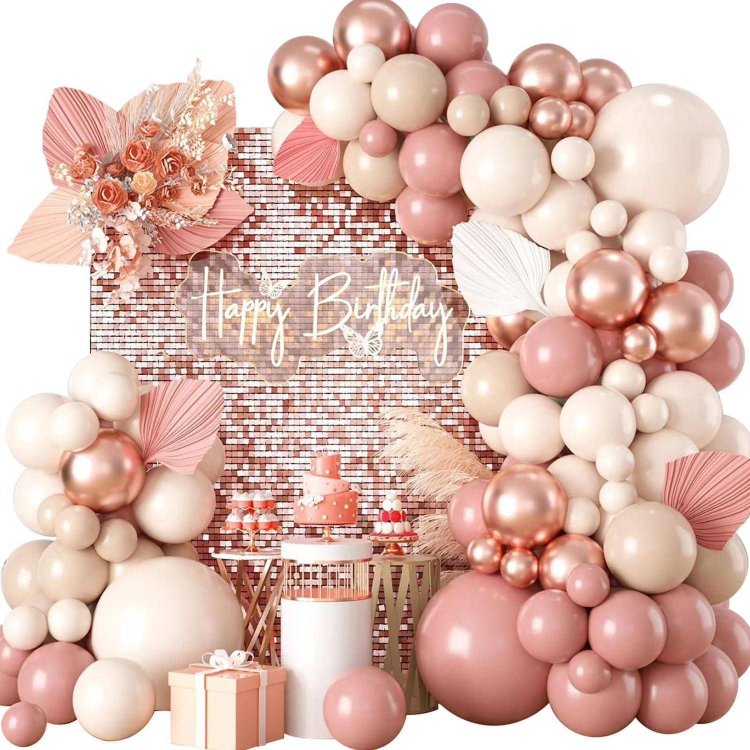 Roségold- und Blush-Geburtstagsparty-Hintergrund mit "Happy Birthday""-Schild, Ballonbogen, floralen Akzenten und Geschenkboxen.