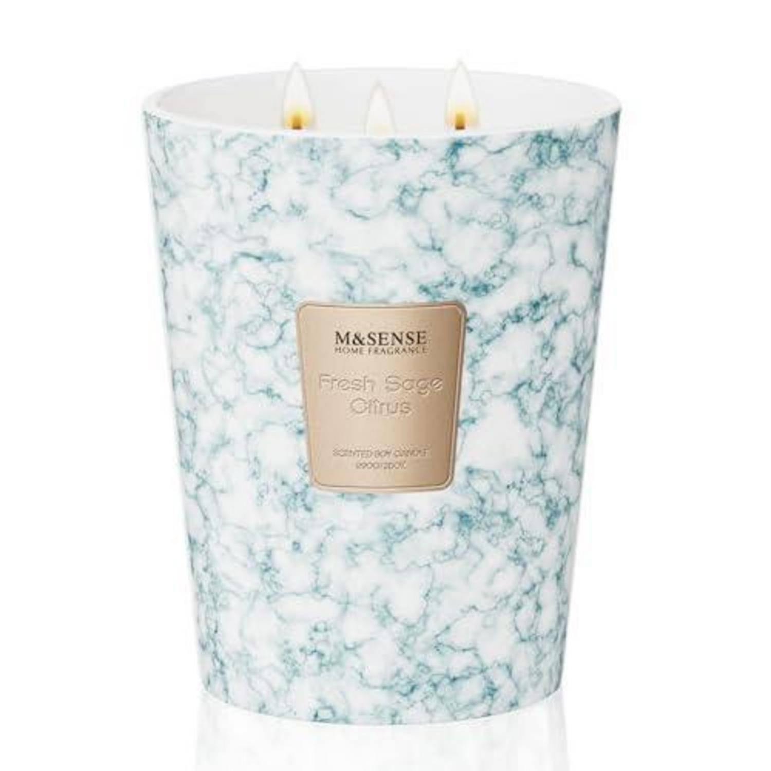 Marmoriertere mint-grüne und weiße dreiflammige Kerze in einem verjüngten Glashalter mit der Aufschrift „M&Sense Home Fragrance Fresh Sage Citrus".