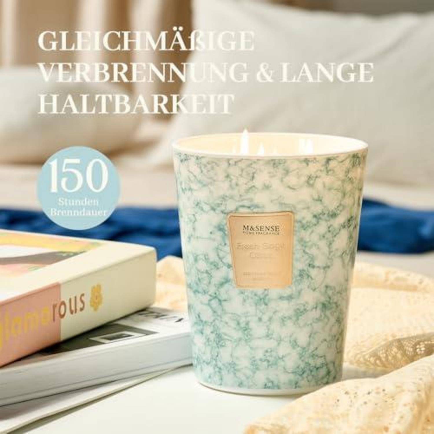 Marmormuster-Kerze mit deutschem Text, der "gleichmäßige Verbrennung & lange Haltbarkeit"" und ""150 Stunden Brenndauer"" auf einem Bett mit Büchern bewirbt.