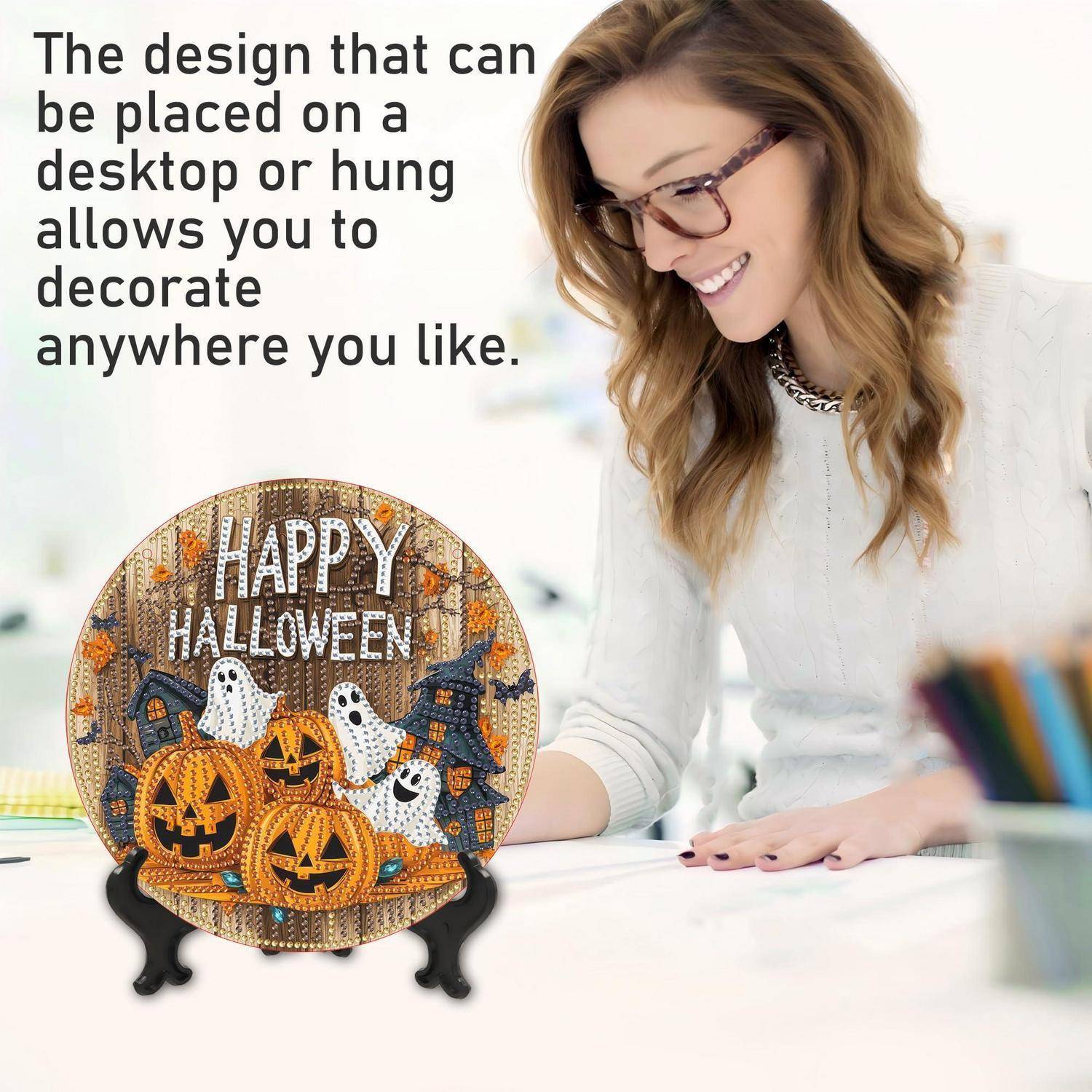 Werbefoto einer lächelnden Frau an einem Schreibtisch neben einer Halloween-Dekorationsplakette mit der Aufschrift „HAPPY HALLOWEEN", mit Text, der darauf hinweist, dass sie auf einem Schreibtisch platziert oder überall aufgehängt werden kann.