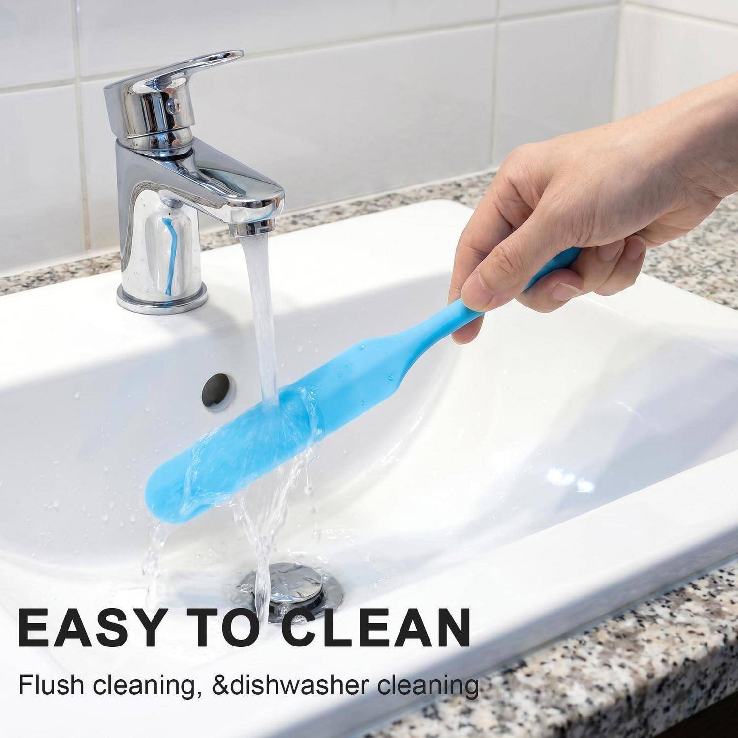 Hand spült eine blaue Toilettenbürste über einem Waschbecken; der Text lautet 