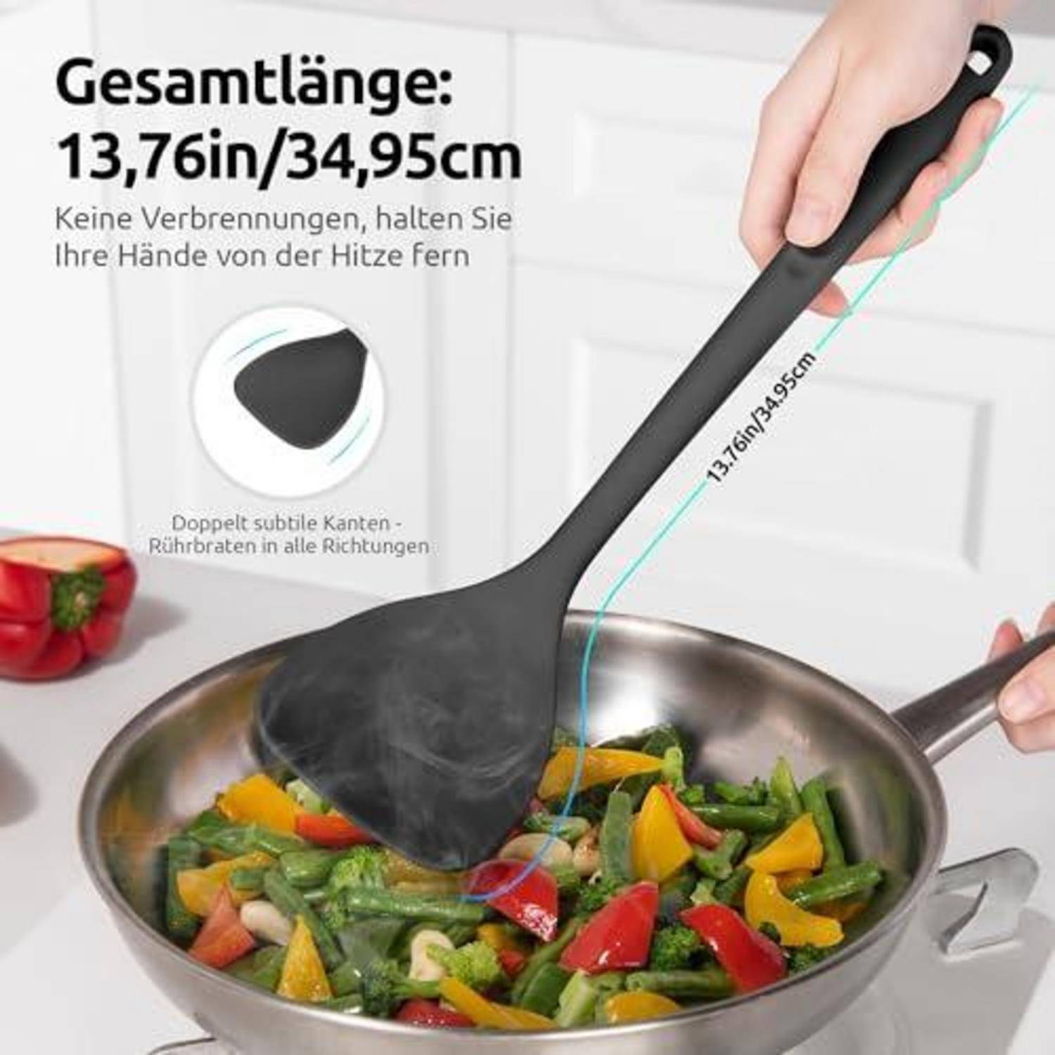 Langstieliger schwarzer Kochspatel in einer Pfanne mit sautiertem Gemüse, beschriftet mit „Gesamtlänge: 13,76in/34,95cm