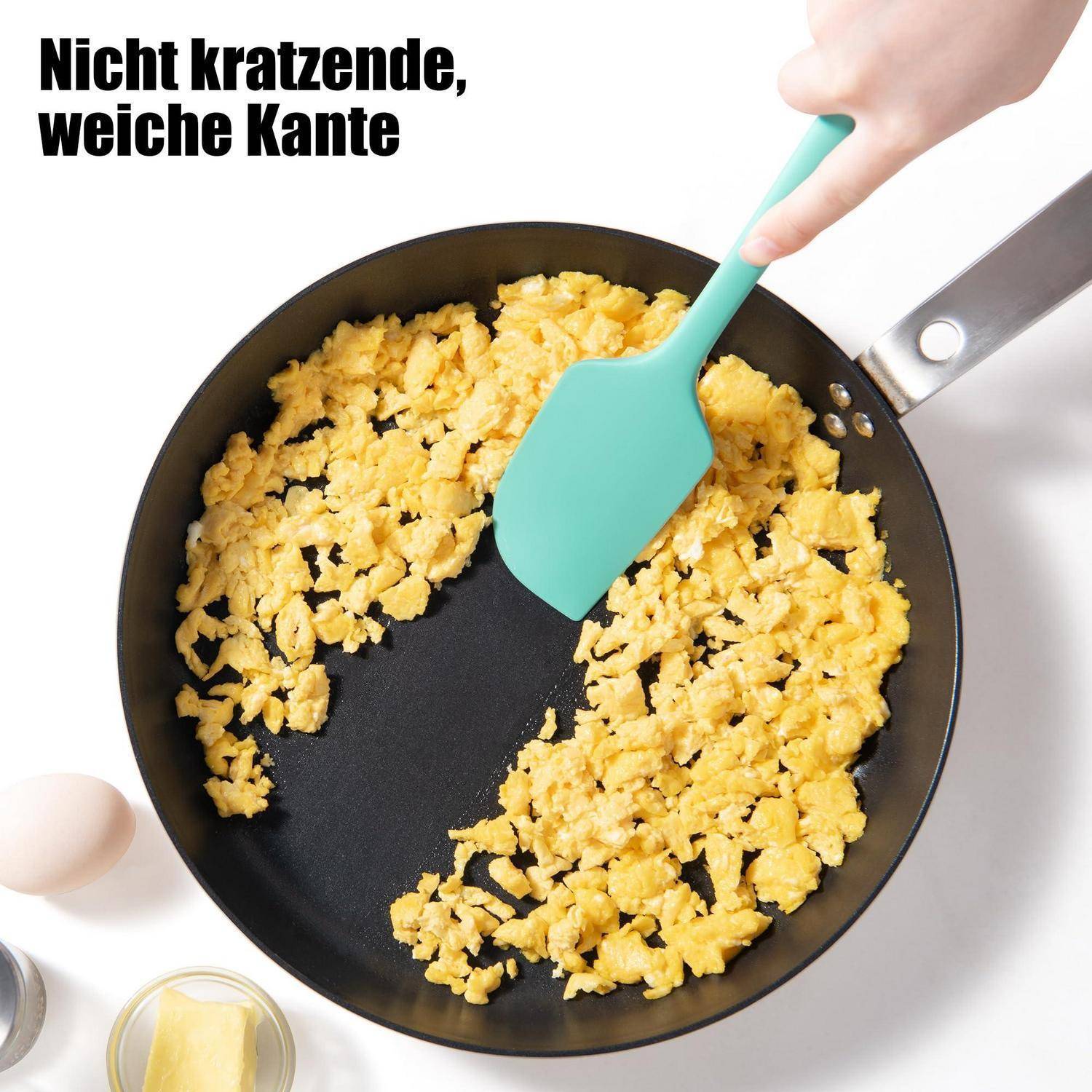 # Handgerührte Rühreier in einer Bratpfanne mit einem Silikonspatel; Text sagt „Nicht kratzende, weiche Kante