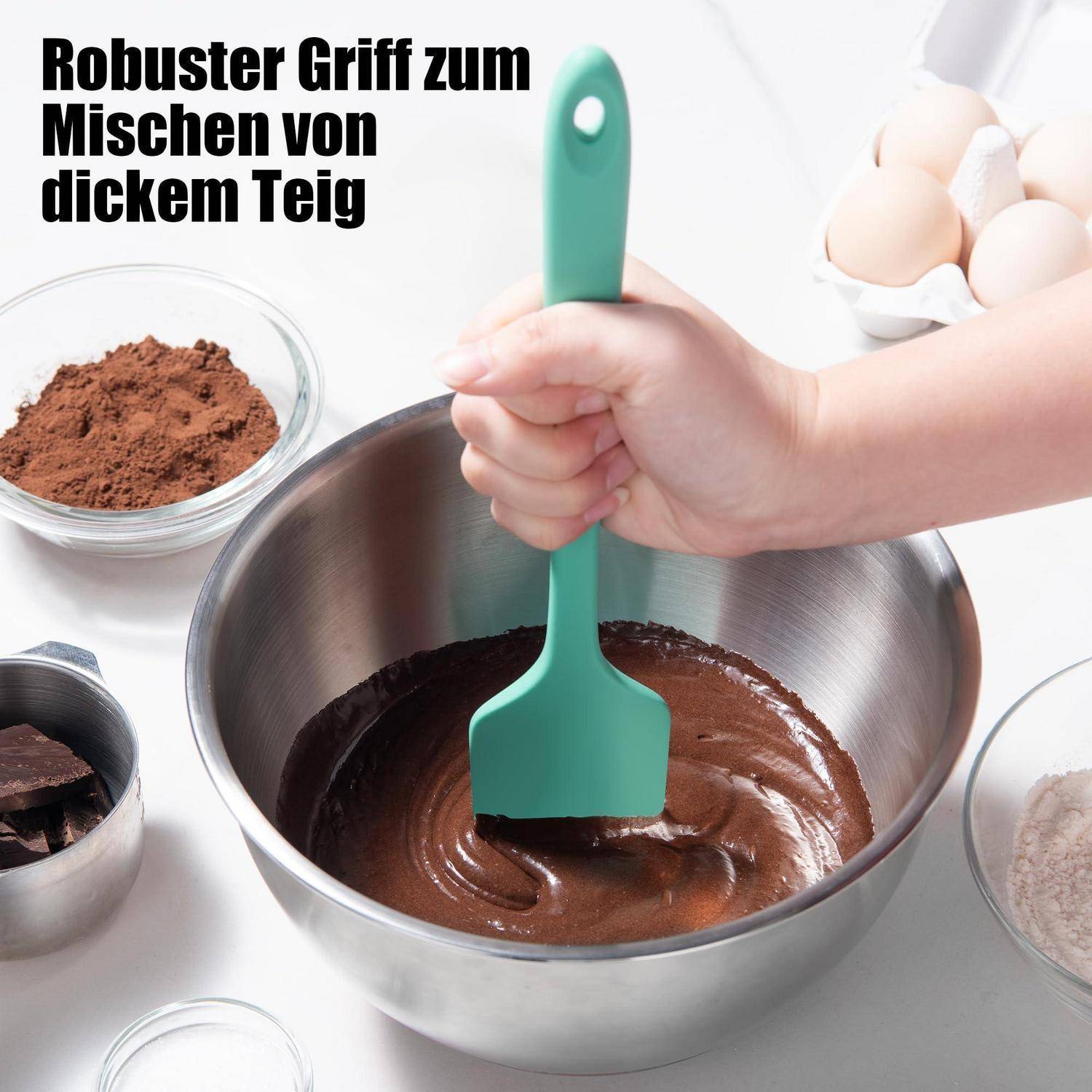 Handrühren von dickflüssigem Schokoladenteiig in einer Metallschüssel mit einem türkisfarbenen Spatel; deutscher Text lautet „Robuster Griff zum Mischen von dickflüssigem Teig