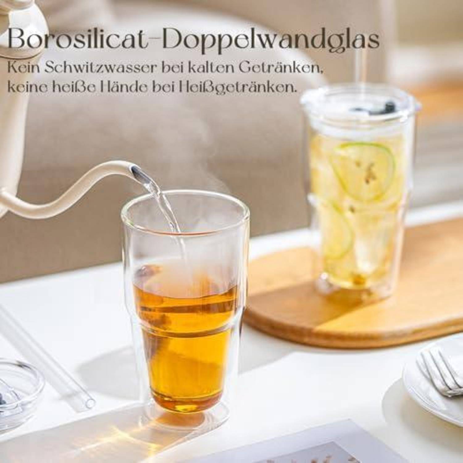 Borosilikat-Doppelwand-Gläser, die mit Tee gefüllt werden, das zeigt, dass keine Kondensation bei kalten Getränken entsteht und die Hände beim Halten von heißen Getränken kühl bleiben.