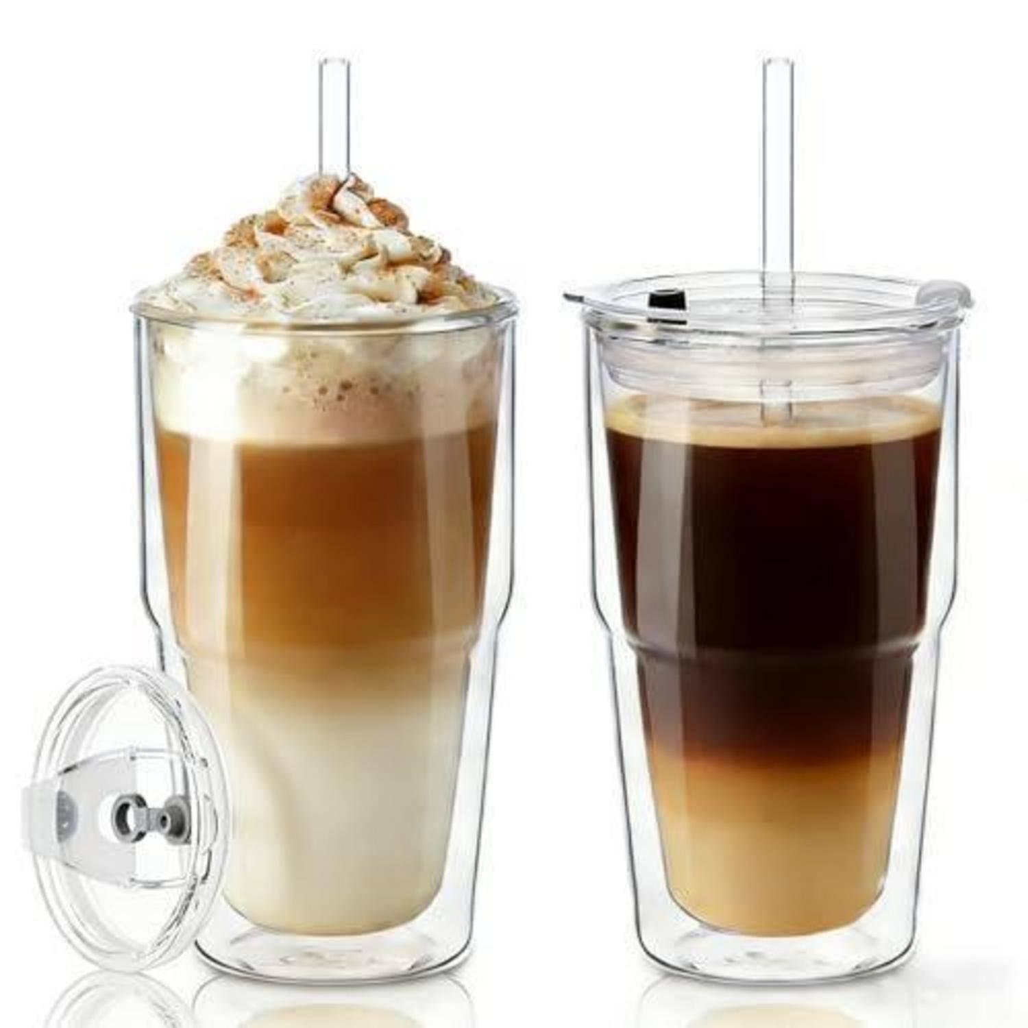 Zwei durchsichtige doppelwandige Becher mit Strohhalmen zeigen geschichtete Eiskaffee-Getränke; links ist mit Schlagsahne und Zimt garniert, rechts ist ein schwarz-cremig geschichteter Kaffee.