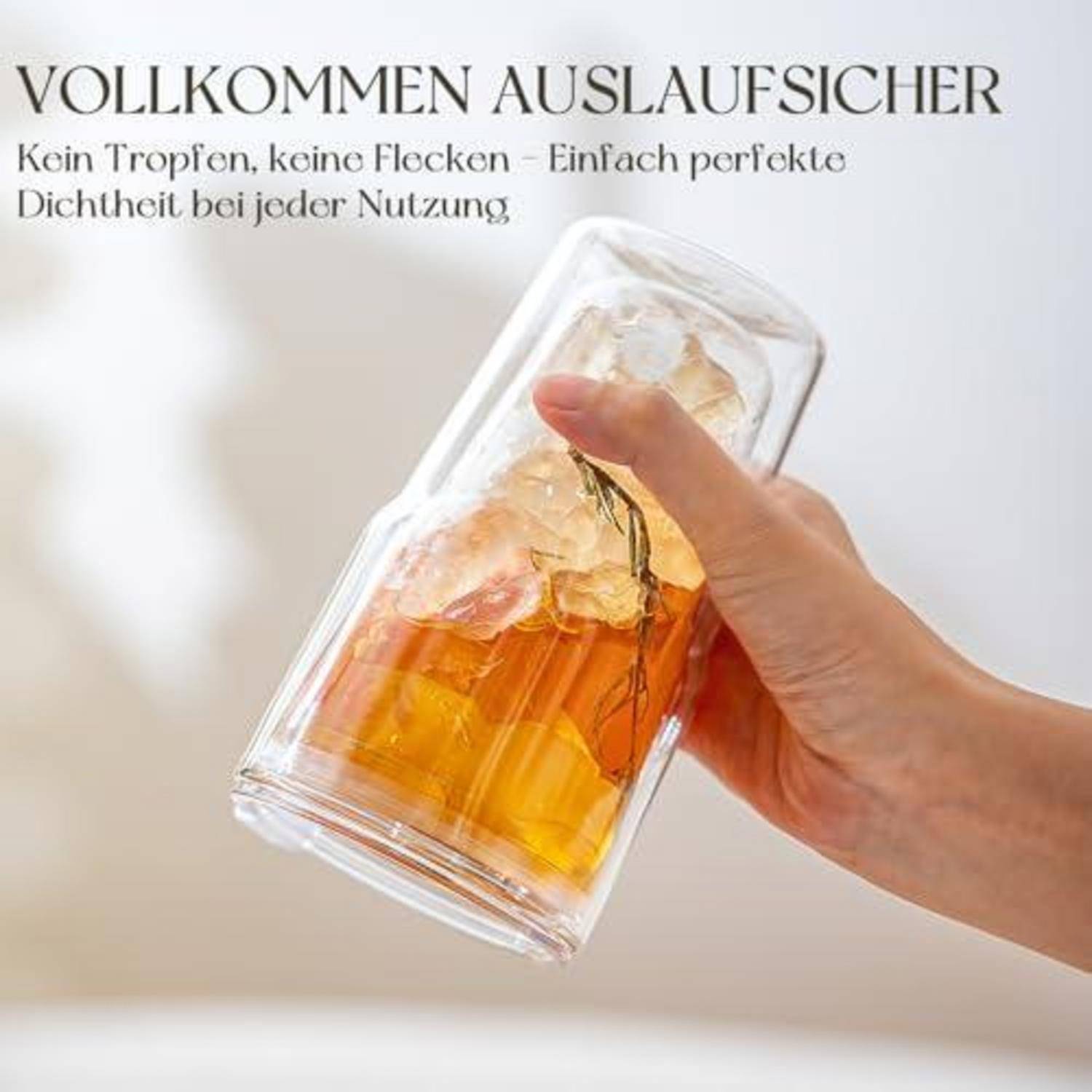 Hand hält ein geneigtes Glas mit Eis und bernsteinfarbenem Getränk; deutscher Anzeigentext sagt „Vollkommen auslaufsicher" und „Kein Tropfen, keine Flecken – Einfach perfekte Dichtheit bei jeder Nutzung."