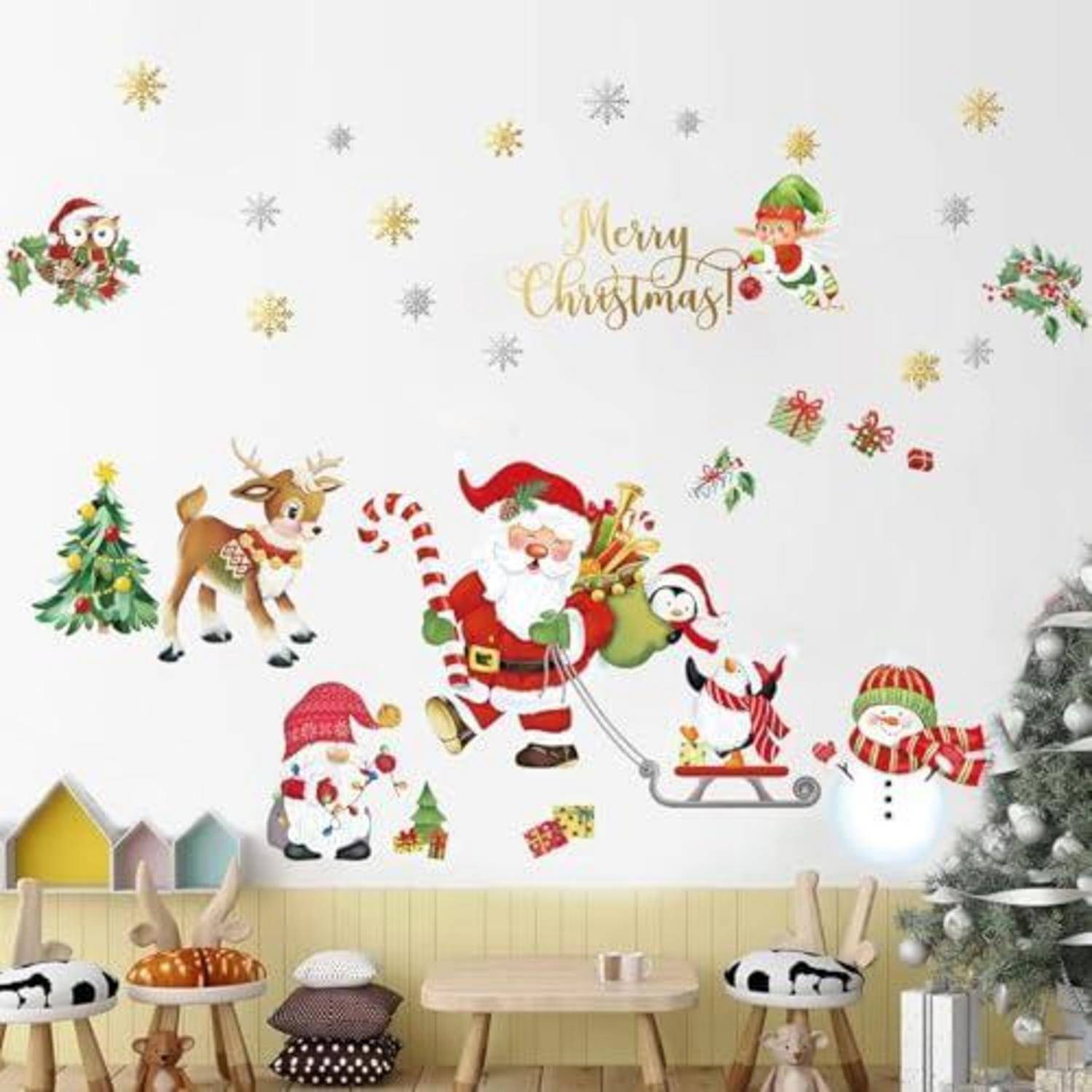 Weihnachtsszene an der Wand mit „Frohe Weihnachten!"-Text, Weihnachtsmann, Rentieren, Schneemann, Elfen, Geschenken und Weihnachtsdeko in einem gemütlichen Zimmer.