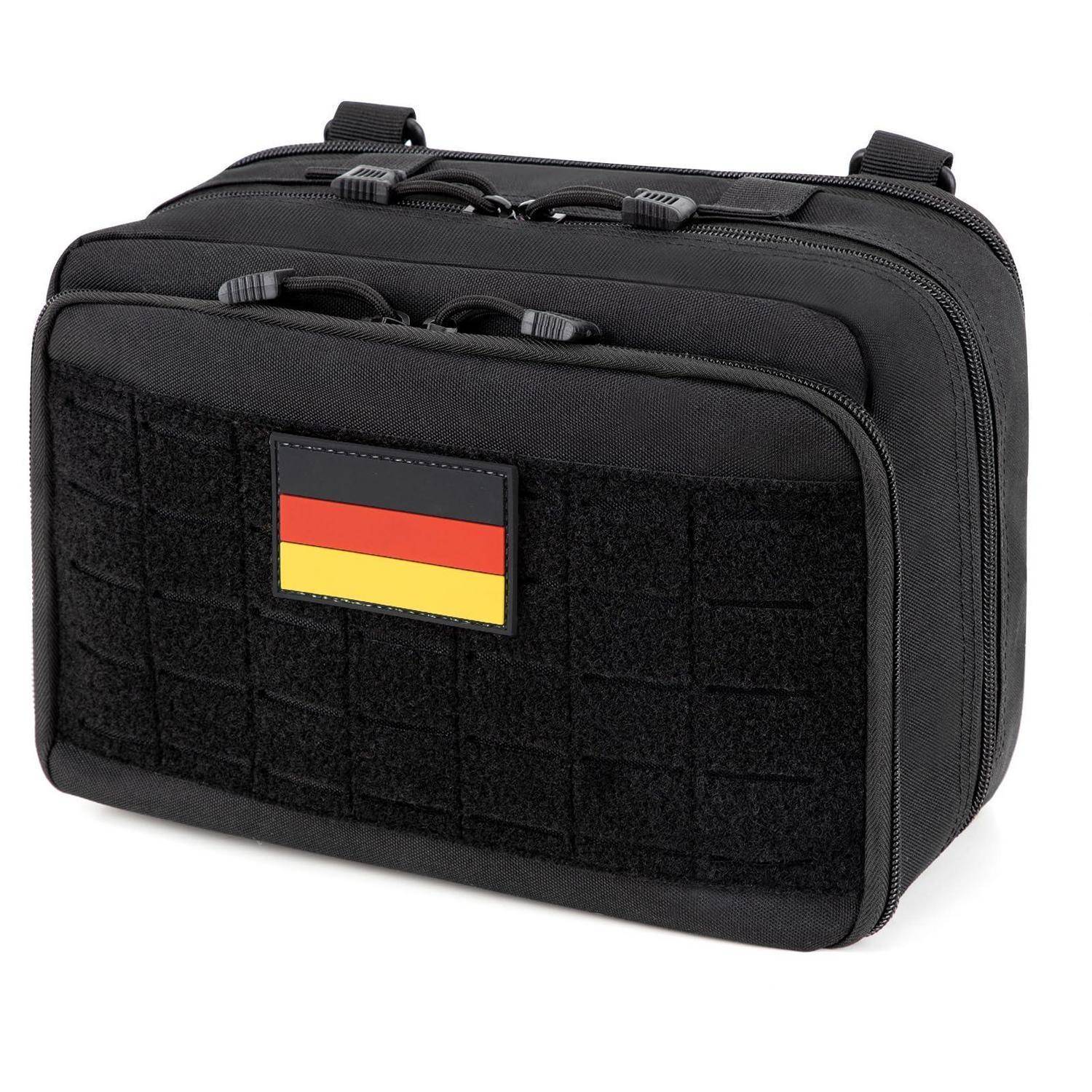 Schwarzes taktisches Tragetäschchen mit Reißverschluss, Klettverschluss-Panel und rot-gelbem Aufnäher auf der Vorderseite.