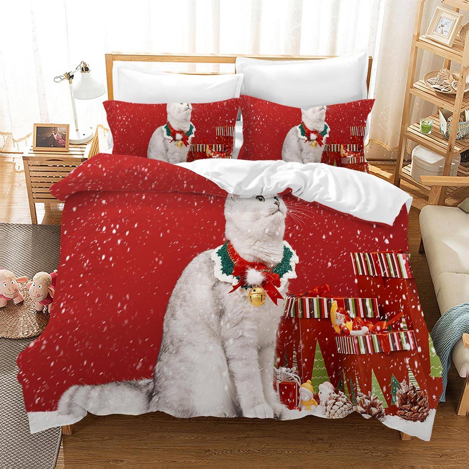 Rotes Weihnachtsbettwäsche-Set mit einer Katze, die ein festliches Halsband trägt, gedruckt auf Bettdecke und Kissen, gezeigt auf einem ordentlich gemachten Bett in einem hellen Schlafzimmer.