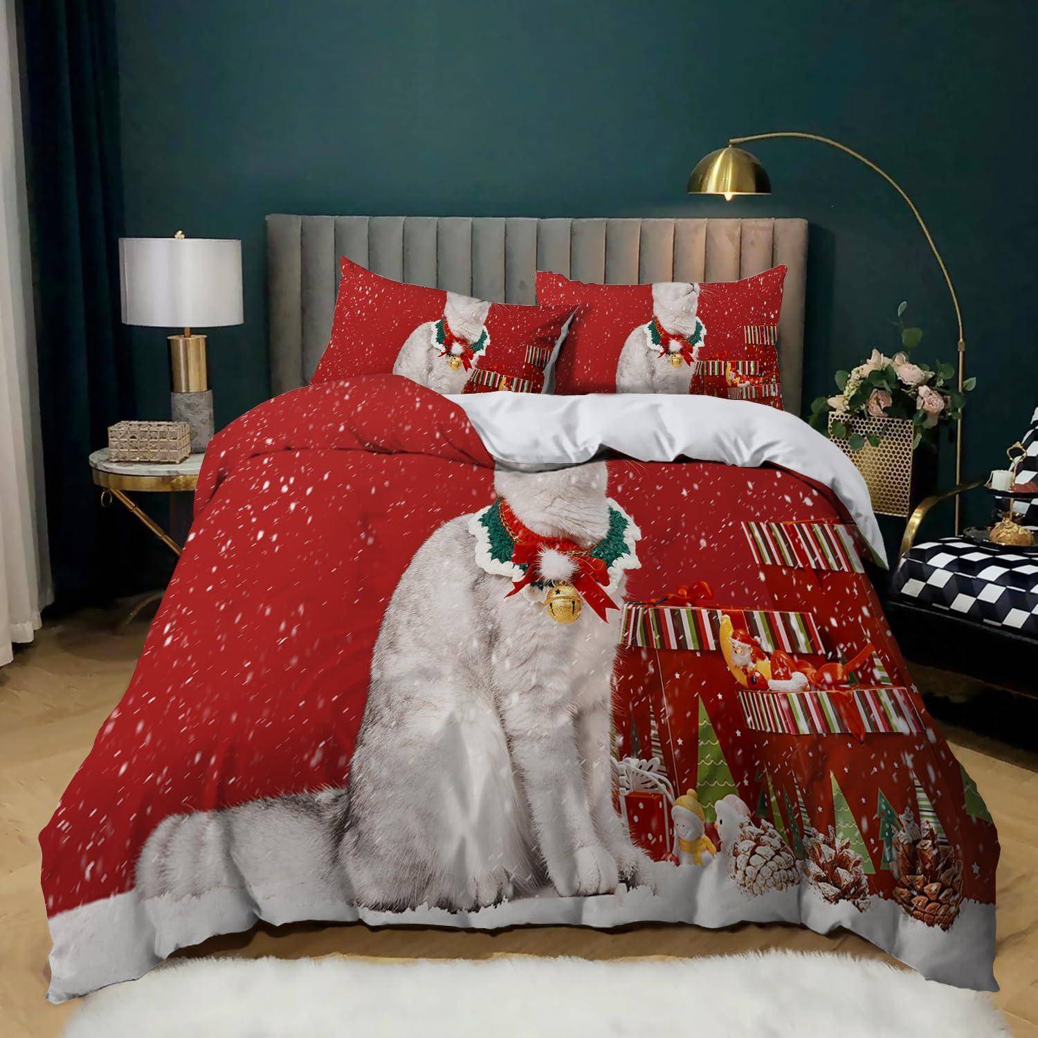 Ein Bett mit roter Weihnachtsbettwäsche mit einem weißen Hund in einem festlichen Schal, in einem Schlafzimmer mit dunklen Wänden und einer goldenen Stehlampe.