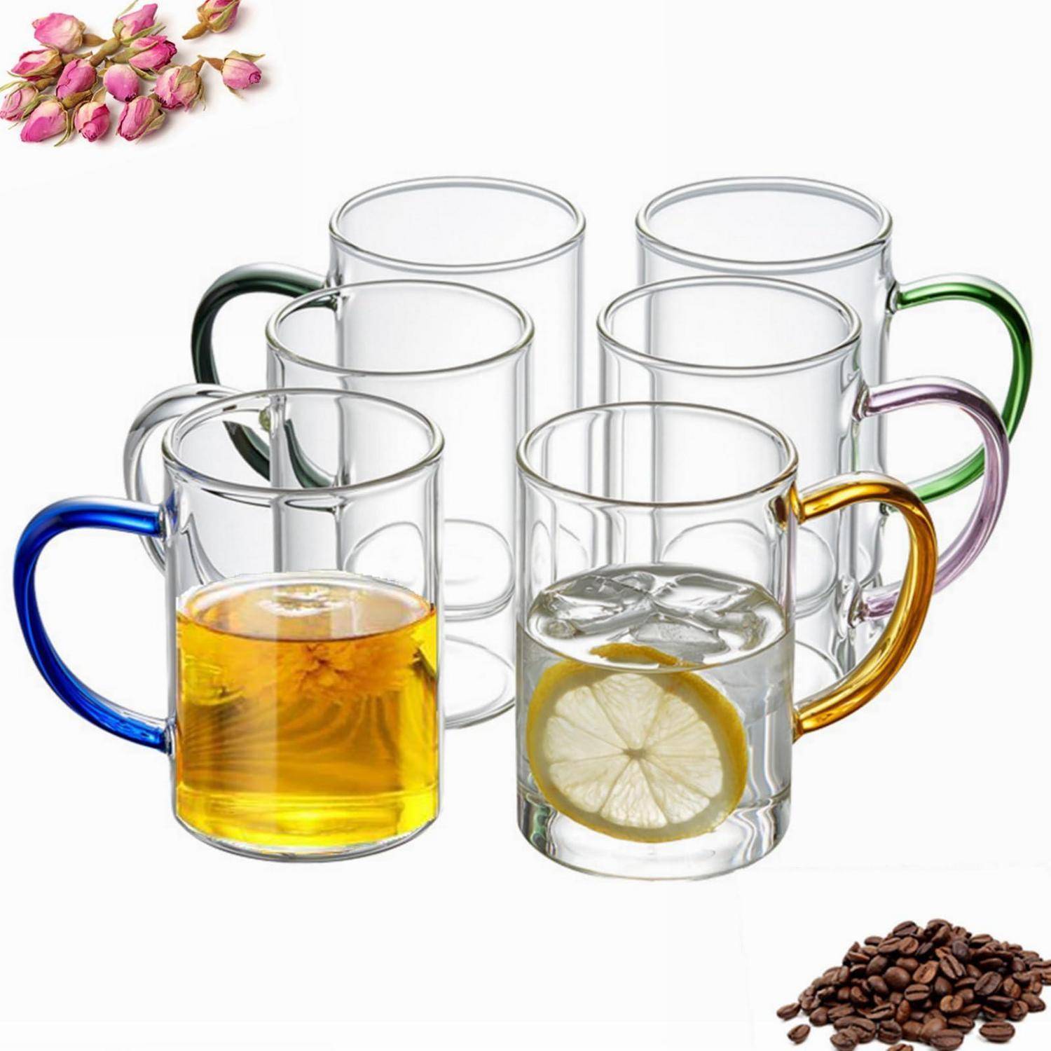Sechs durchsichtige Glastassen mit farbigen Griffen; zwei sind mit Tee gefüllt, eine mit Zitronenwasser und Eis, auf weißem Hintergrund mit Blumen und Kaffeebohnen.