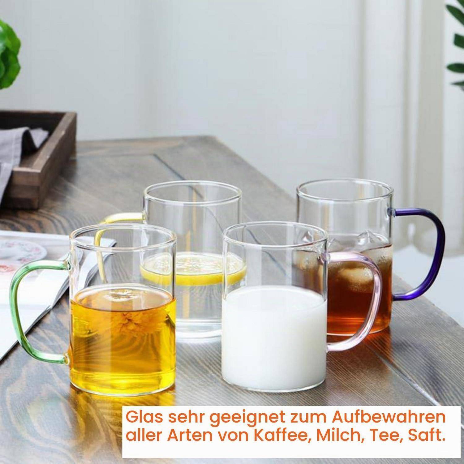 Vier Glastassen auf einem Tisch enthalten Tee, Wasser mit Zitrone, Milch und Eiskaffee; deutscher Text besagt, dass sie zum Lagern von Kaffee, Milch, Tee und Saft geeignet sind.