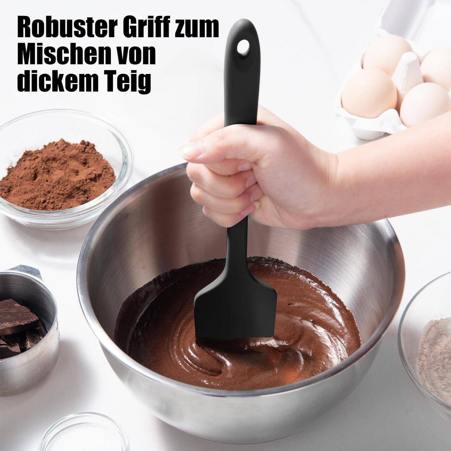 Handrühren von dickem Schokoladentigg in einer Metallmischschüssel mit einem robusten schwarzen Spatel; Text sagt „Robuster Griff zum Mischen von dickem Teig