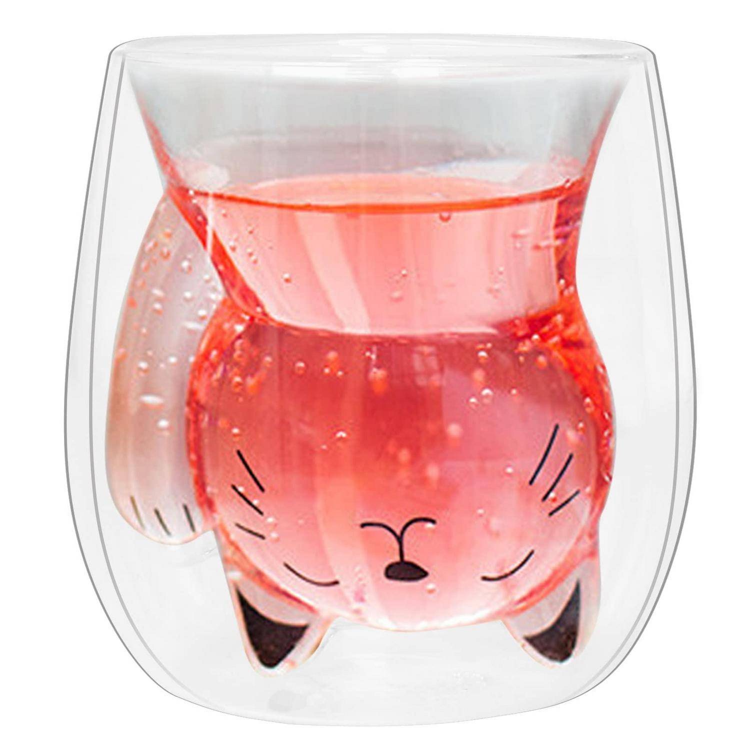 Klares Trinkglas mit niedlichem rosa Fuchs-förmigen Becher mit aufgedrucktem Gesicht, dargestellt vor weißem Hintergrund.