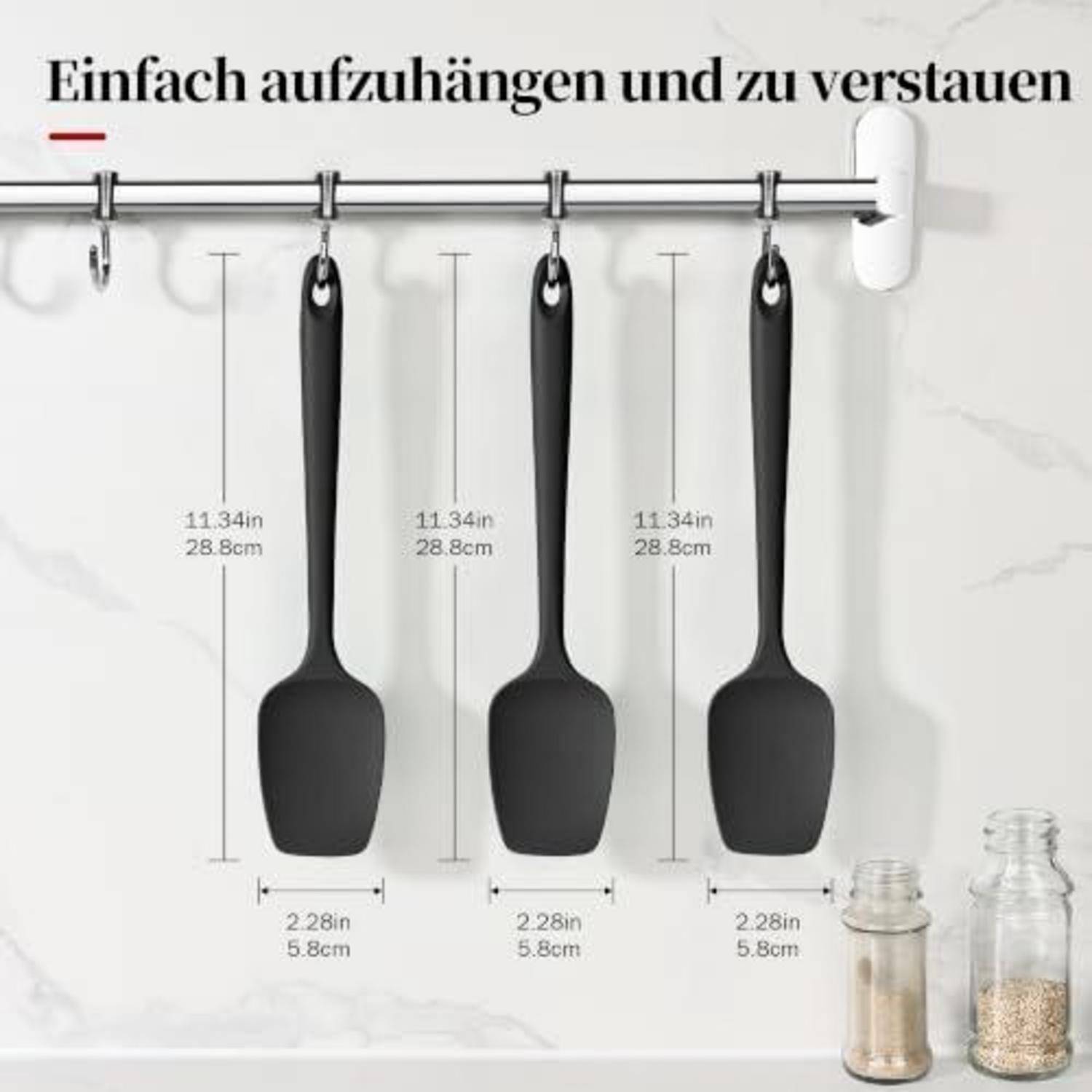 Wandmontiertes Küchenutensilien-Regal mit drei schwarzen Spachteln zum Aufhängen; Text besagt „Einfach aufzuhängen und zu verstauen