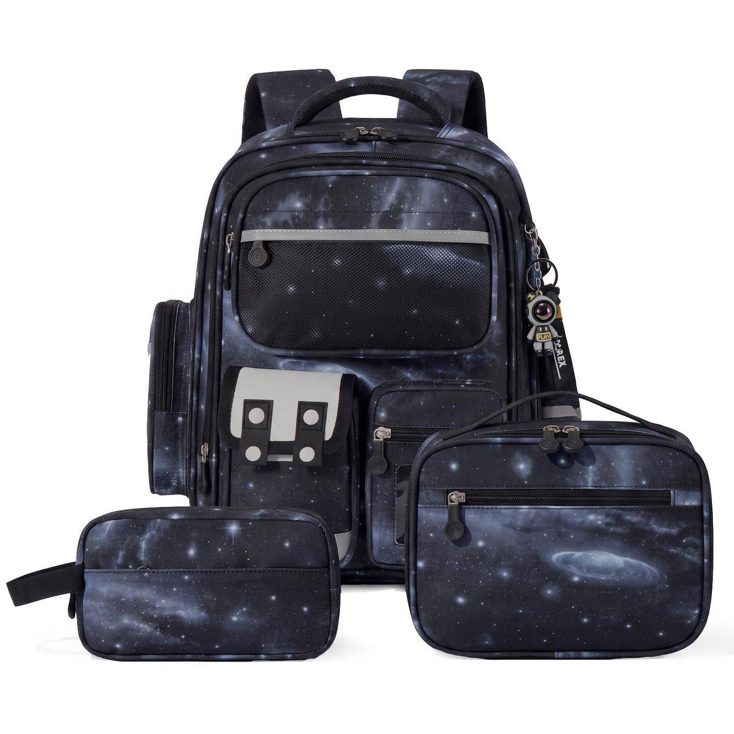 Dreiteiliges Galaxy-Print-Rucksack-Set: großer Rucksack, Lunchbag und Stiftetasche auf weißem Hintergrund.