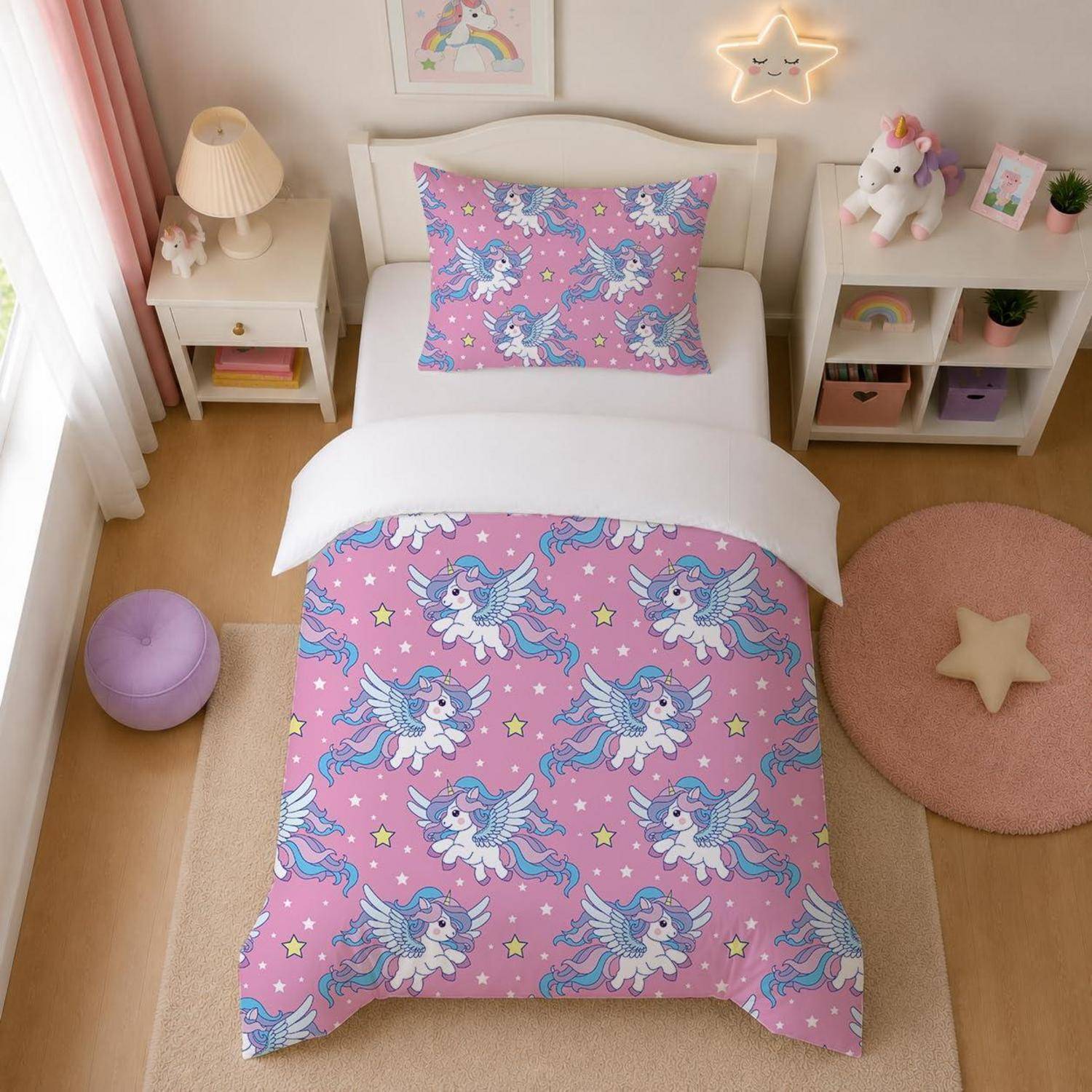 Kinderzimmer mit einem Einzelbett, das mit rosa Einhornbettwäsche ausgestattet ist, flankiert von Nachttischen, Spielzeug und Pastelldekoration.