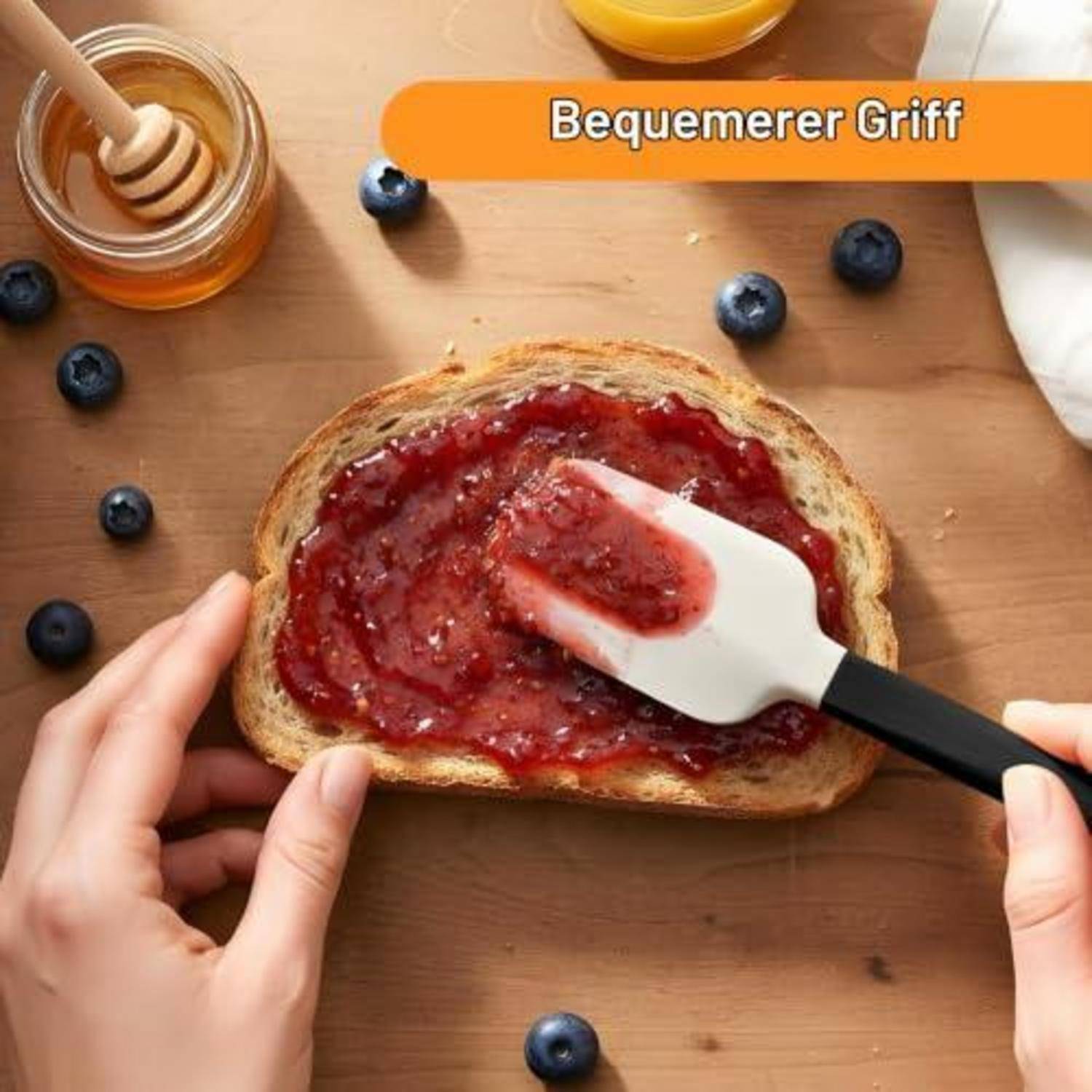 Hände verteilen Beerenmarmelade auf einer Brotscheibe mit einem Spachtel, Blaubeeren und Honig in der Nähe; Text lautet „Begeumerer Griff