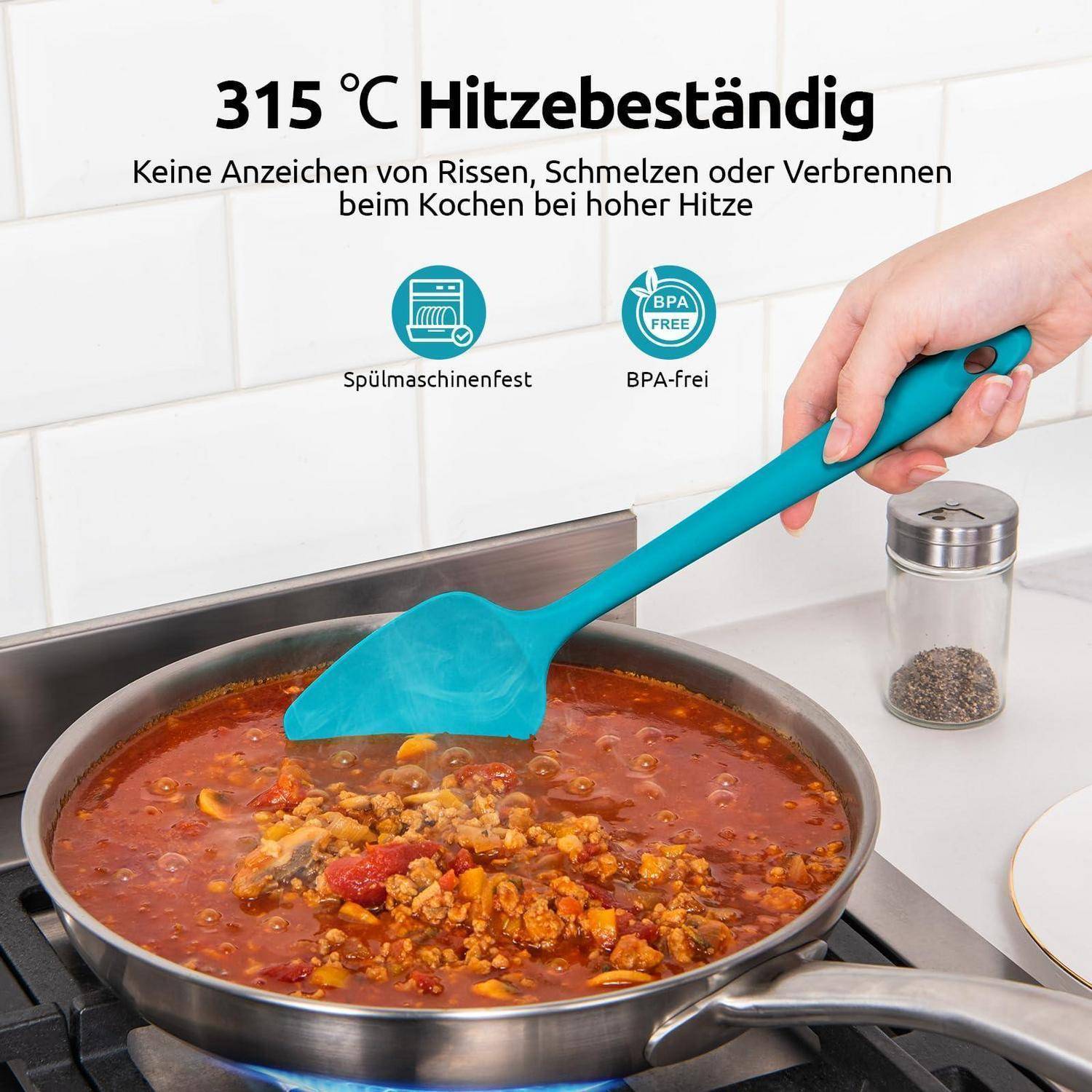 Türkisfarbener Spatel rührt eine Pfanne mit köchelnder Sauce um; deutscher Text sagt 