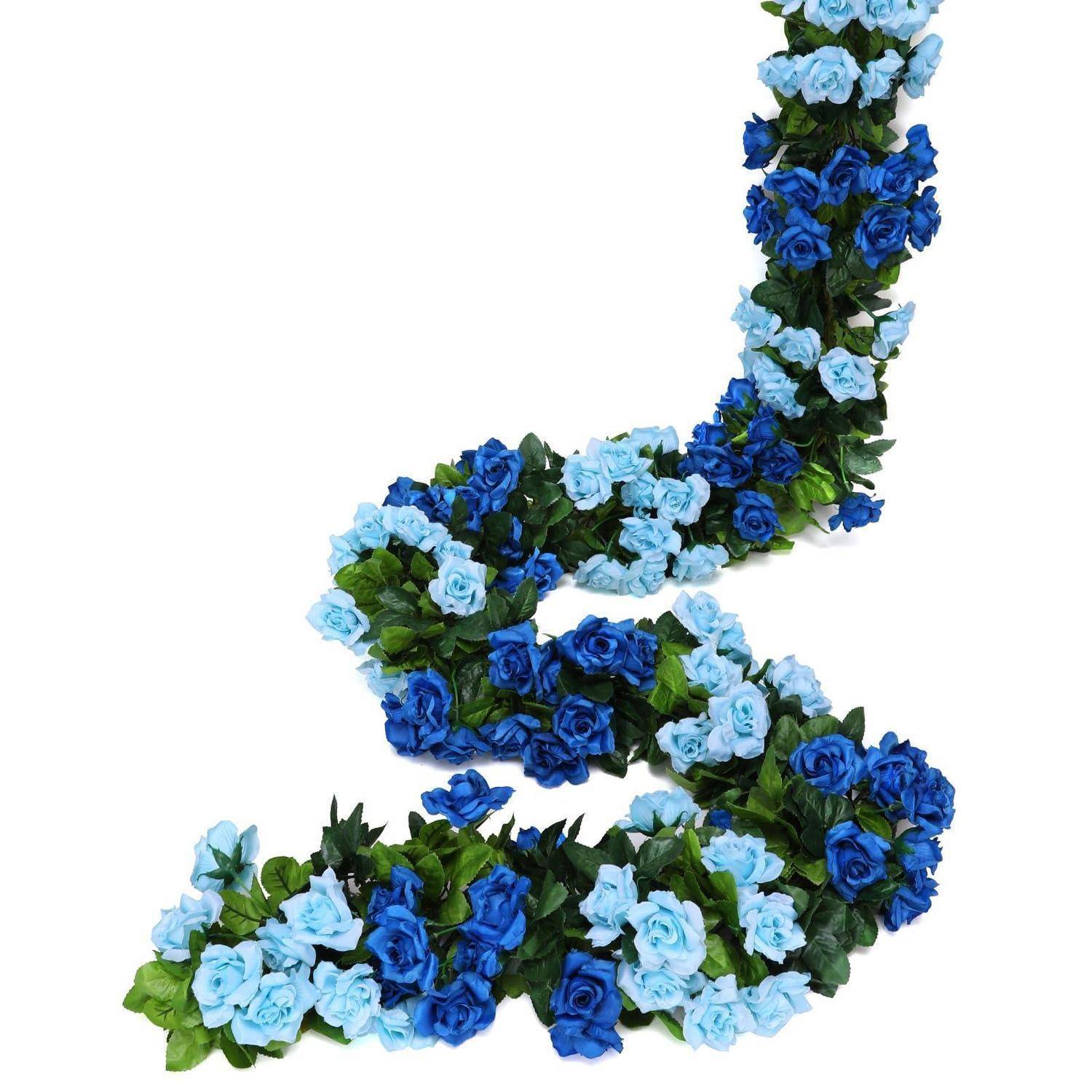 Blaue und hellblaue Blumen, die in einer sich windenden spiralförmigen Ranke auf weißem Hintergrund angeordnet sind.