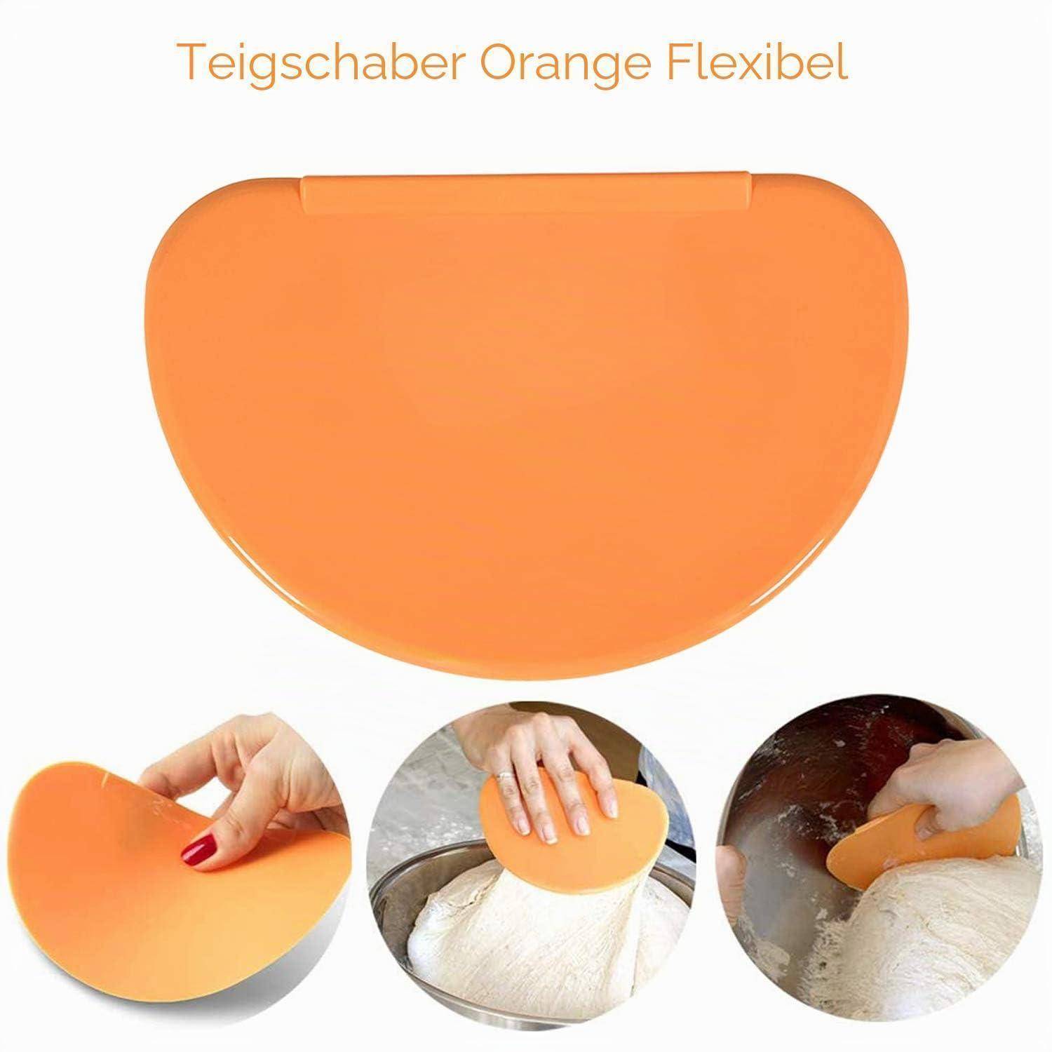 Orangener flexibler Teigschaber mit der Beschriftung „Teigschaber Orange Flexibel", in drei Schrittbildern bei der Verwendung zum Kratzen und Handhaben von Teig dargestellt.