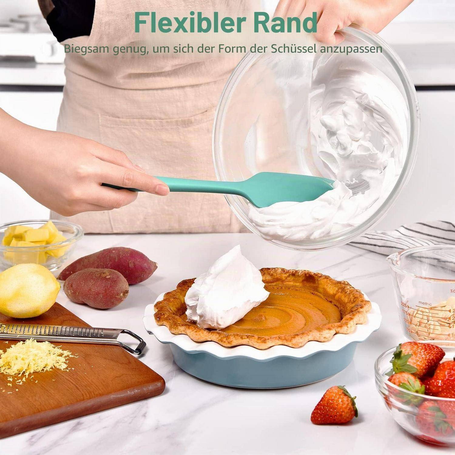 Eine Person verwendet einen flexiblen türkisfarbenen Spatel, um Schlagsahne aus einer Schüssel auf einen Kuchen zu kratzen; der Text sagt „Flexibler Rand