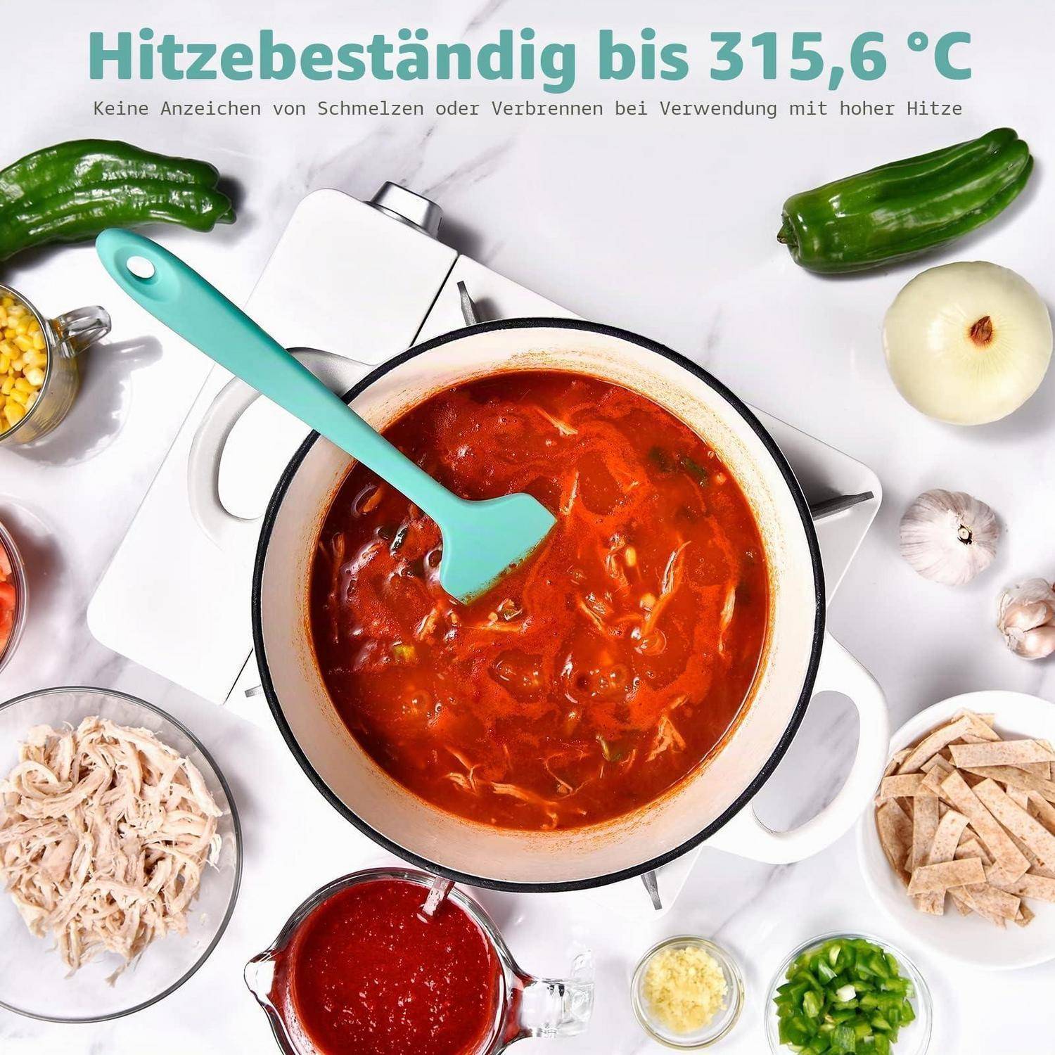 Draufsicht auf einen Topf mit roter Soße auf einem Herd mit einem türkisfarbenen Spatel und umgebenden Zutaten; deutscher Text besagt hitzebeständig bis zu 315,6°C.
