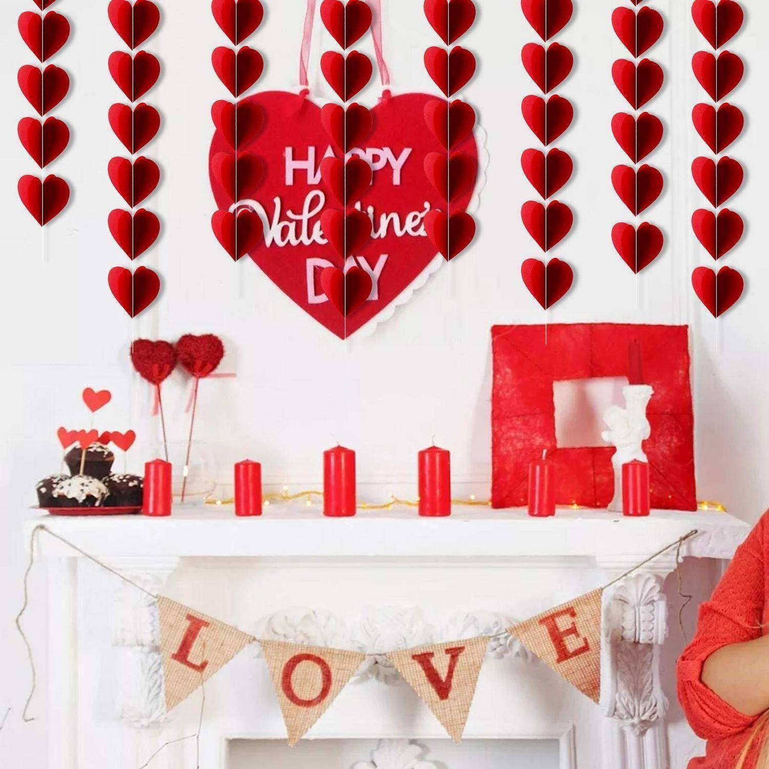 Valentinstag-Display mit hängenden roten Herzdekorationen, einem großen „Happy Valentine Day