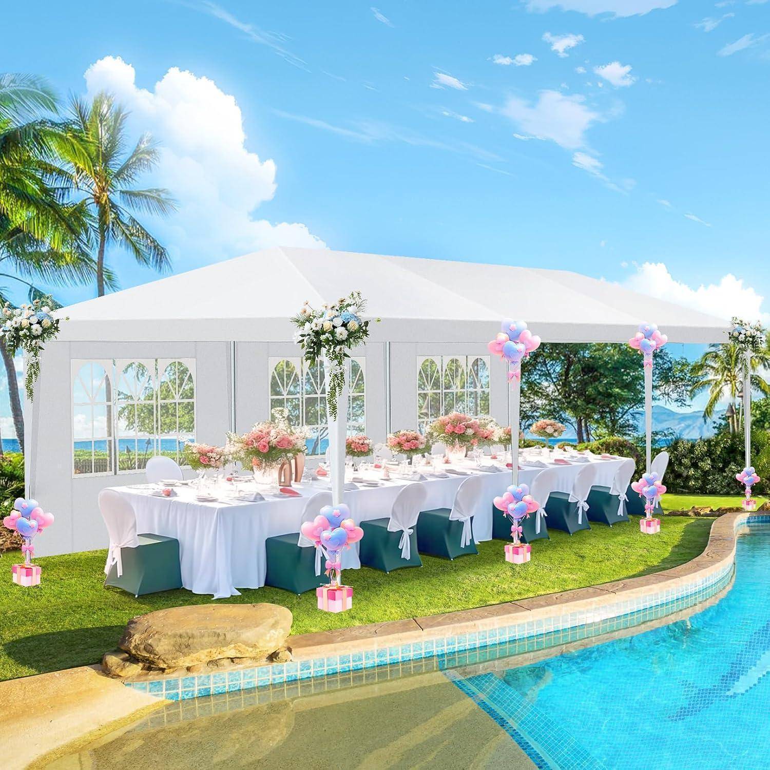 Ein dekoriertes Außenzelt für Veranstaltungen neben einem Pool, mit einem langen blumengeschmückten Esstisch und pastellfarbenen Ballondekorationen in einer tropischen Resortumgebung.