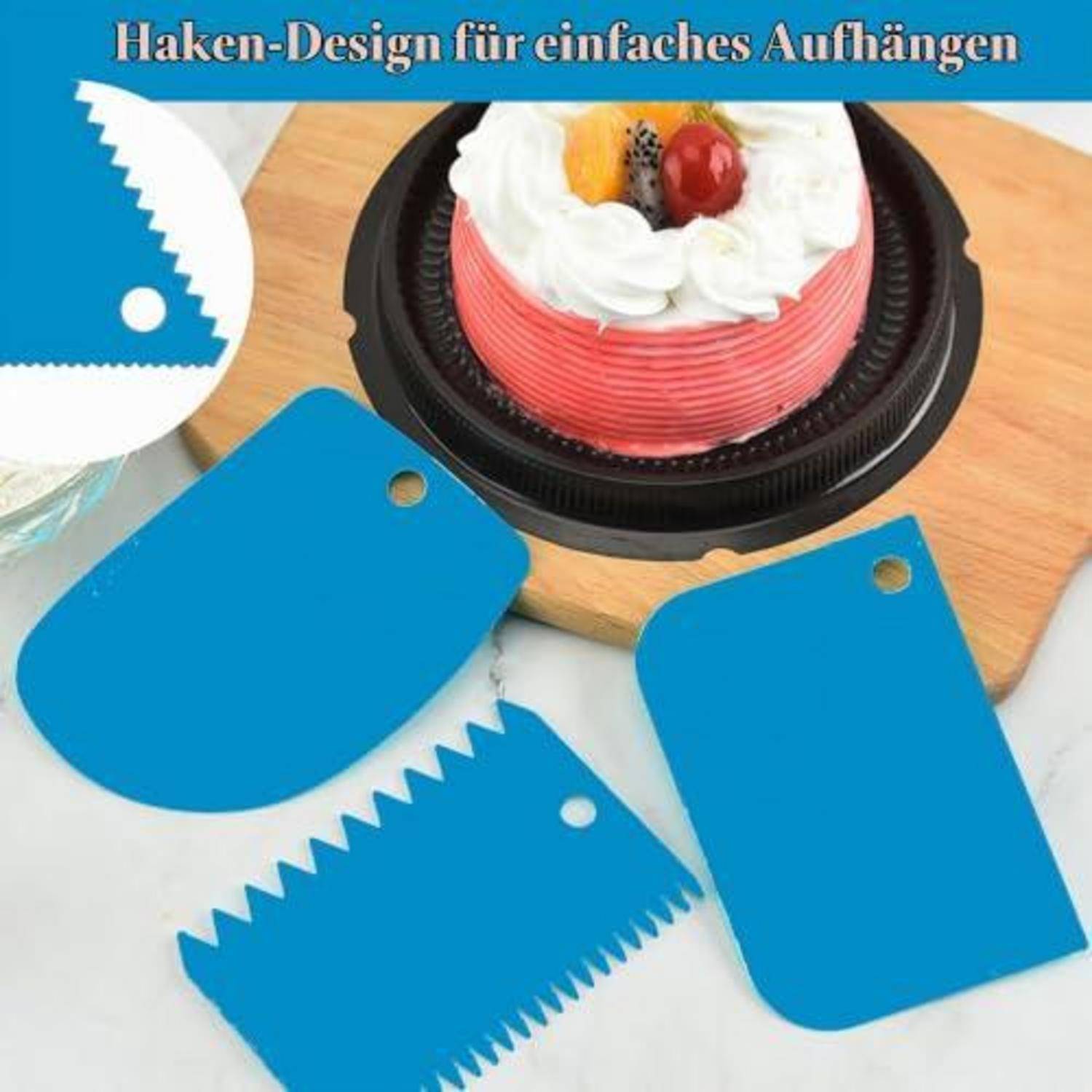 Blaue Kunststoff-Hängehaken mit gezackten Kanten und Löchern, die neben einem Kuchen auf einem Tablett das 