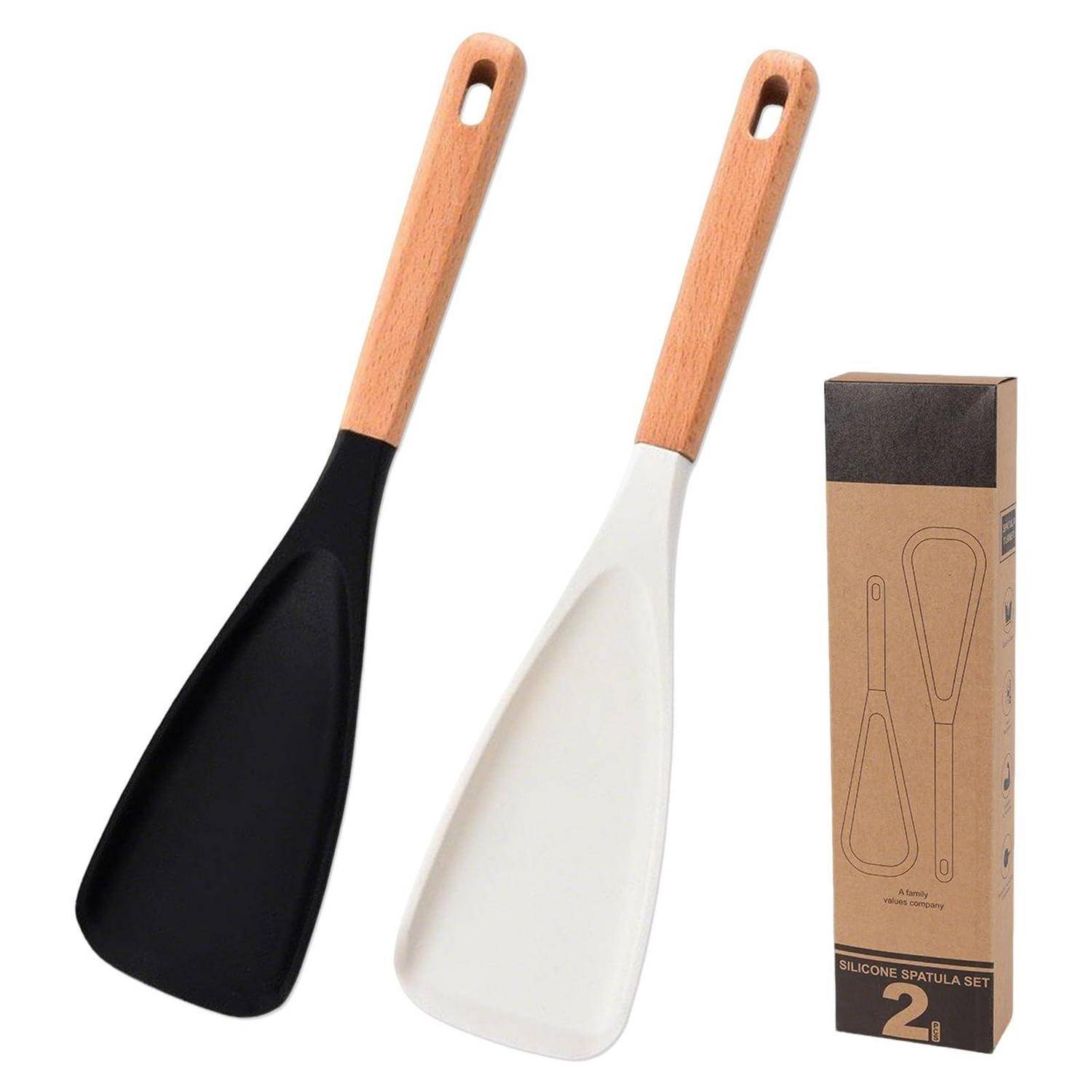 Zwei Silikonspachteln mit Holzgriffen, eine schwarz und eine weiß, abgebildet neben einer Einzelhandelsverpackung mit der Aufschrift 'Silicone Spatula Set 2'.