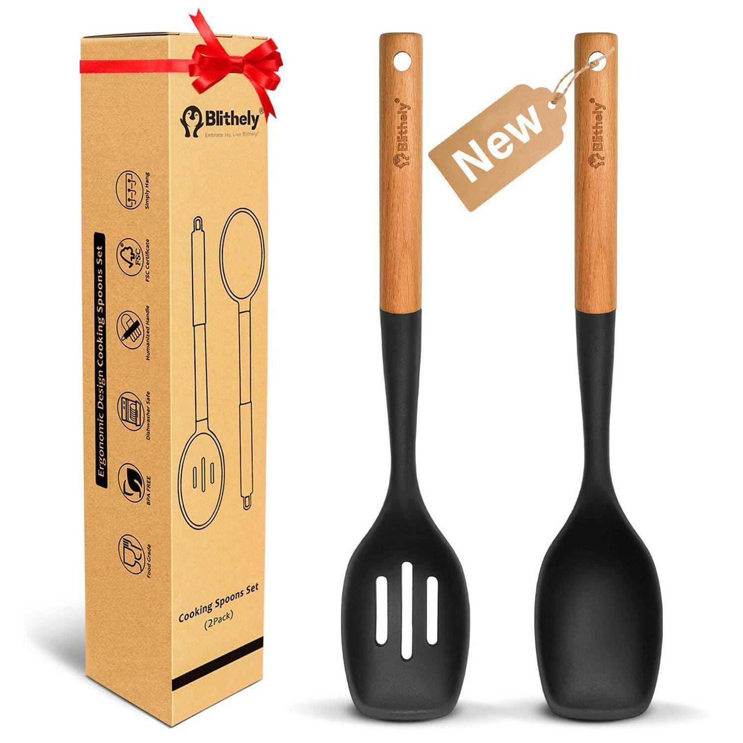 Verpacktes Kochbesteck-Set mit zwei schwarzen Silikonkochbestecken und Holzgriffen, dargestellt neben einer braunen Geschenkbox mit der Aufschrift „New