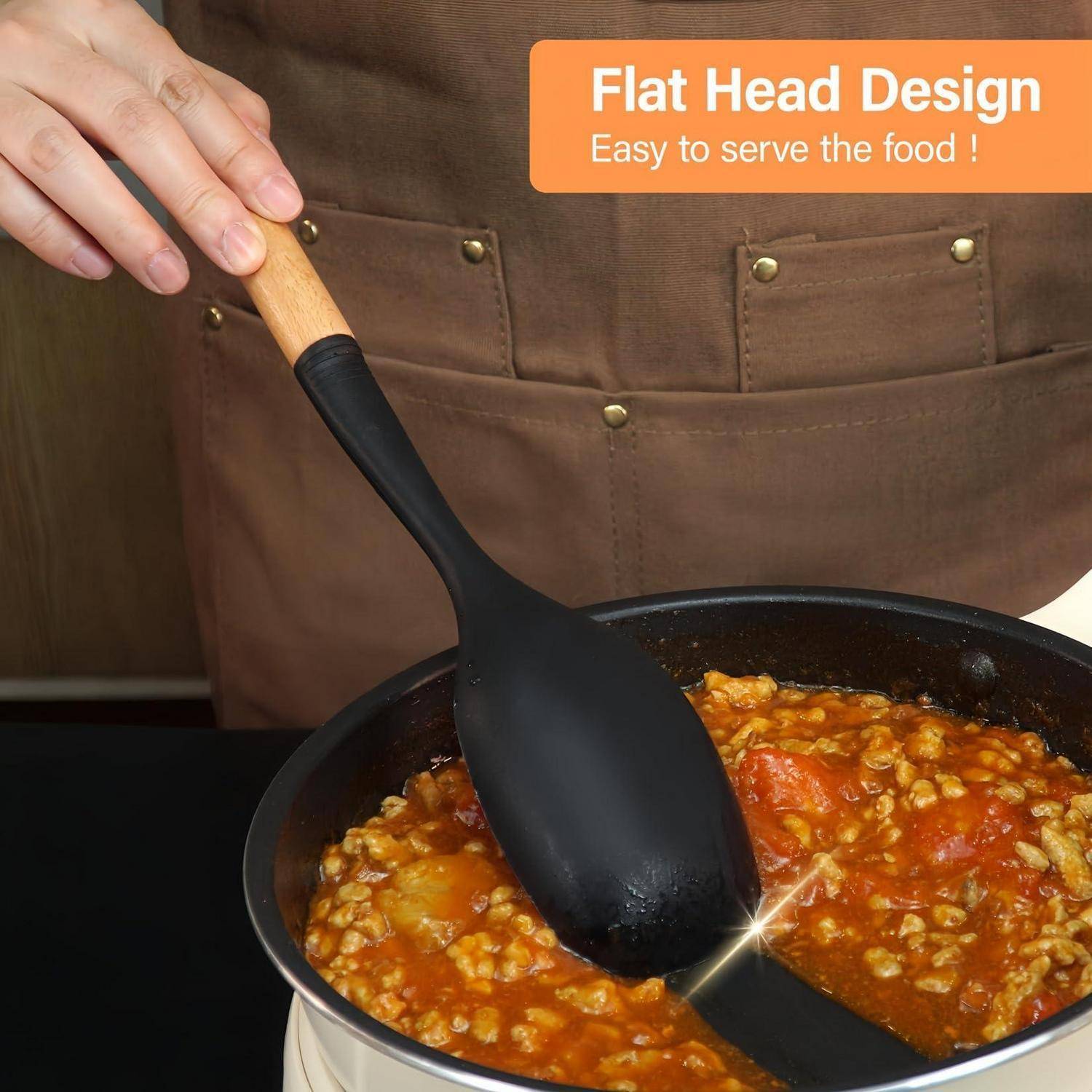 Person in einem braunen Küchenschürze, der eine Pfanne mit würzigem Essen mit einem flachköpfigen Spatel umrührt; Text lautet „Flachkopf-Design