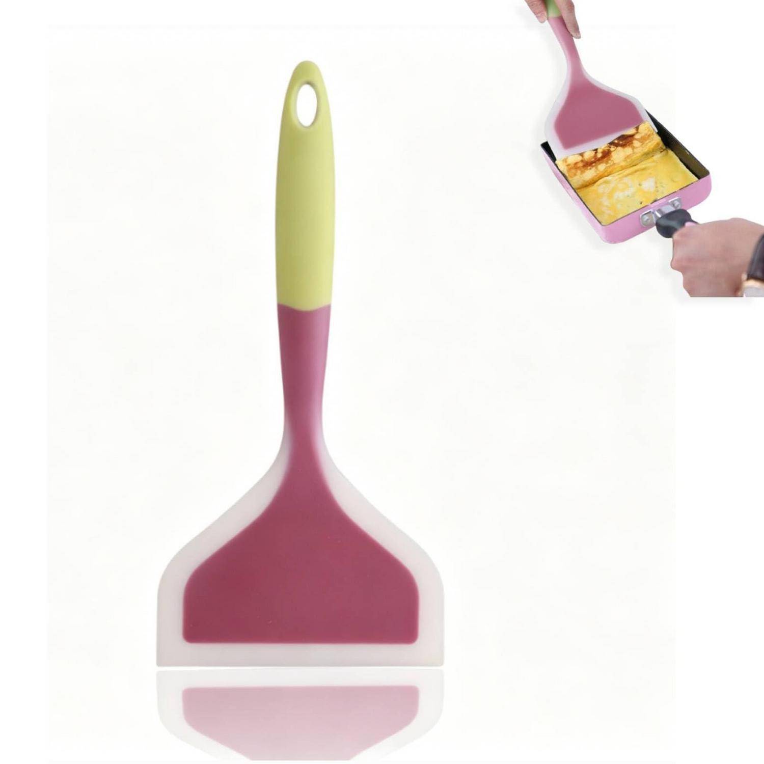 Rosa und grüner Silikonspatel mit flachem Schaberkopf, dargestellt neben einer Hand, die einen passenden Mini-Spatel verwendet, um Teig in einer kleinen Pfanne zu verstreichen.