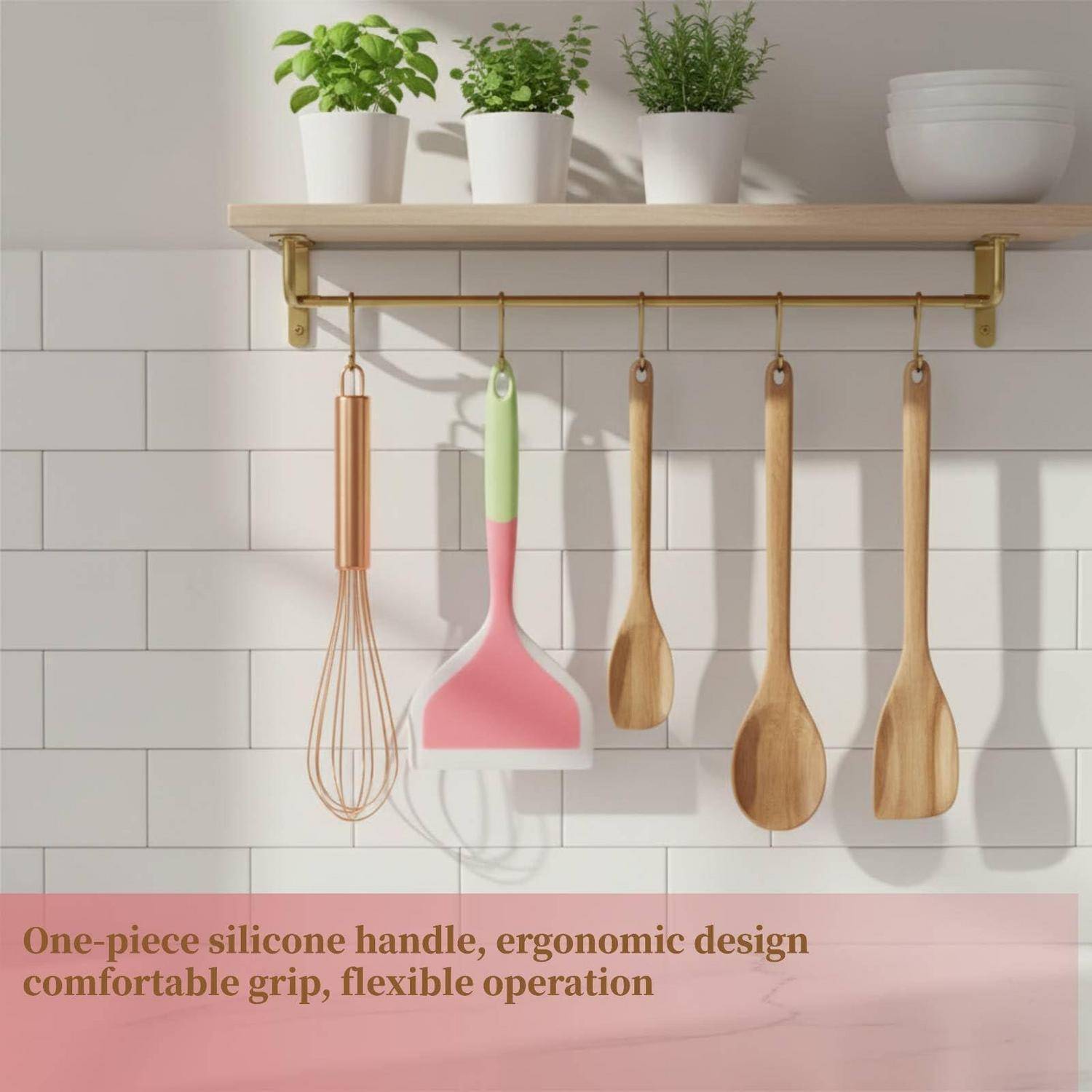 Küchenutensilien hängen unter einem Regal mit Topfkräutern; die Bildunterschrift lautet „Einteiliger Silikongriff, ergonomisches Design, komfortabler Griff, flexible Bedienung